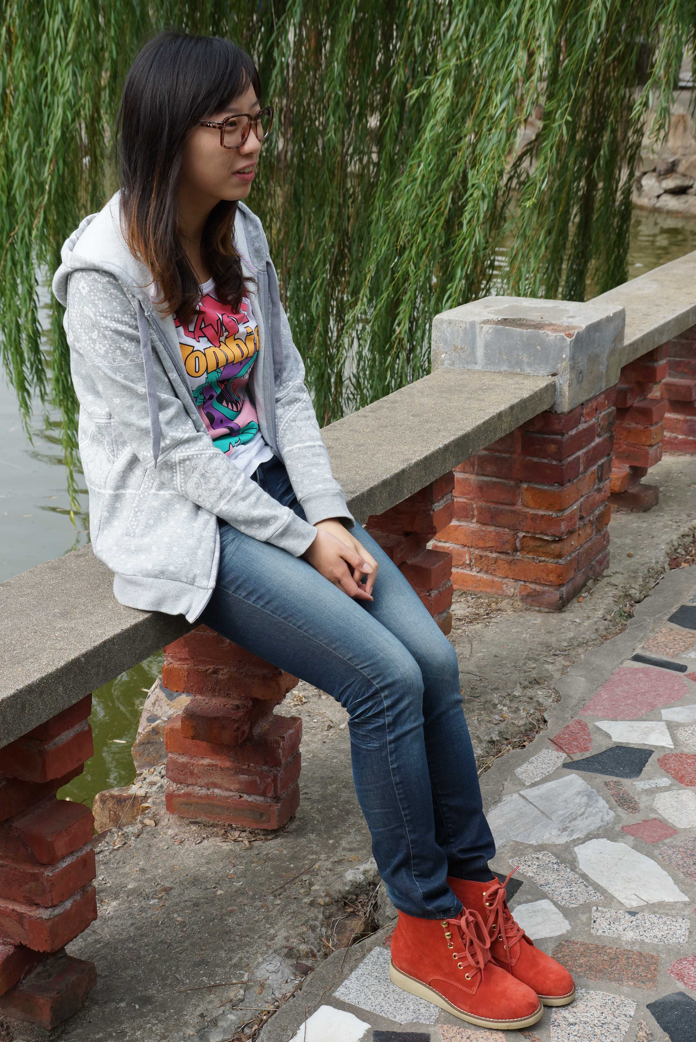 《眼镜妹的马丁靴配短肉丝》作品图