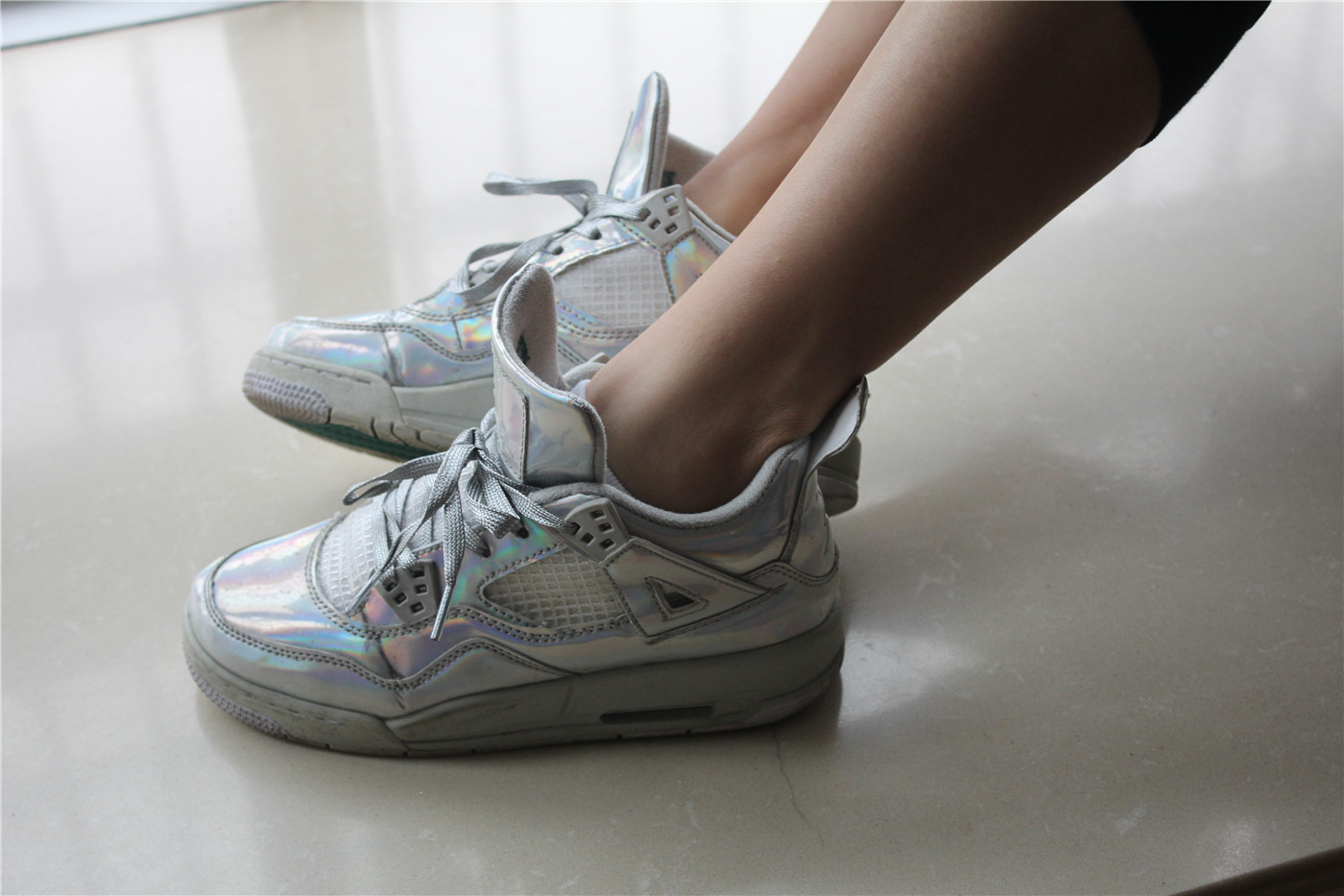 《阳台上的白袜》作品图