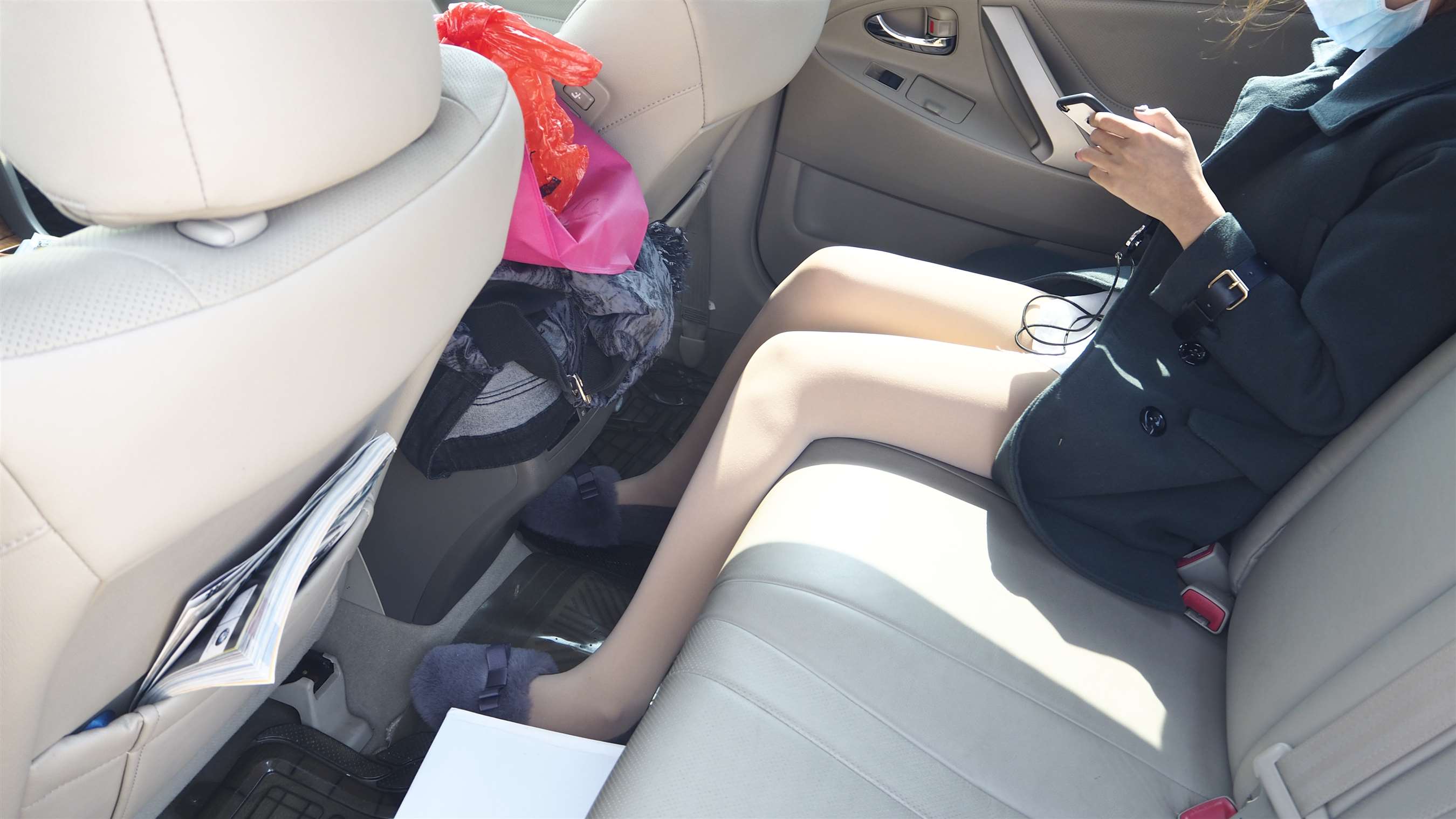 《车上的丝足》作品图