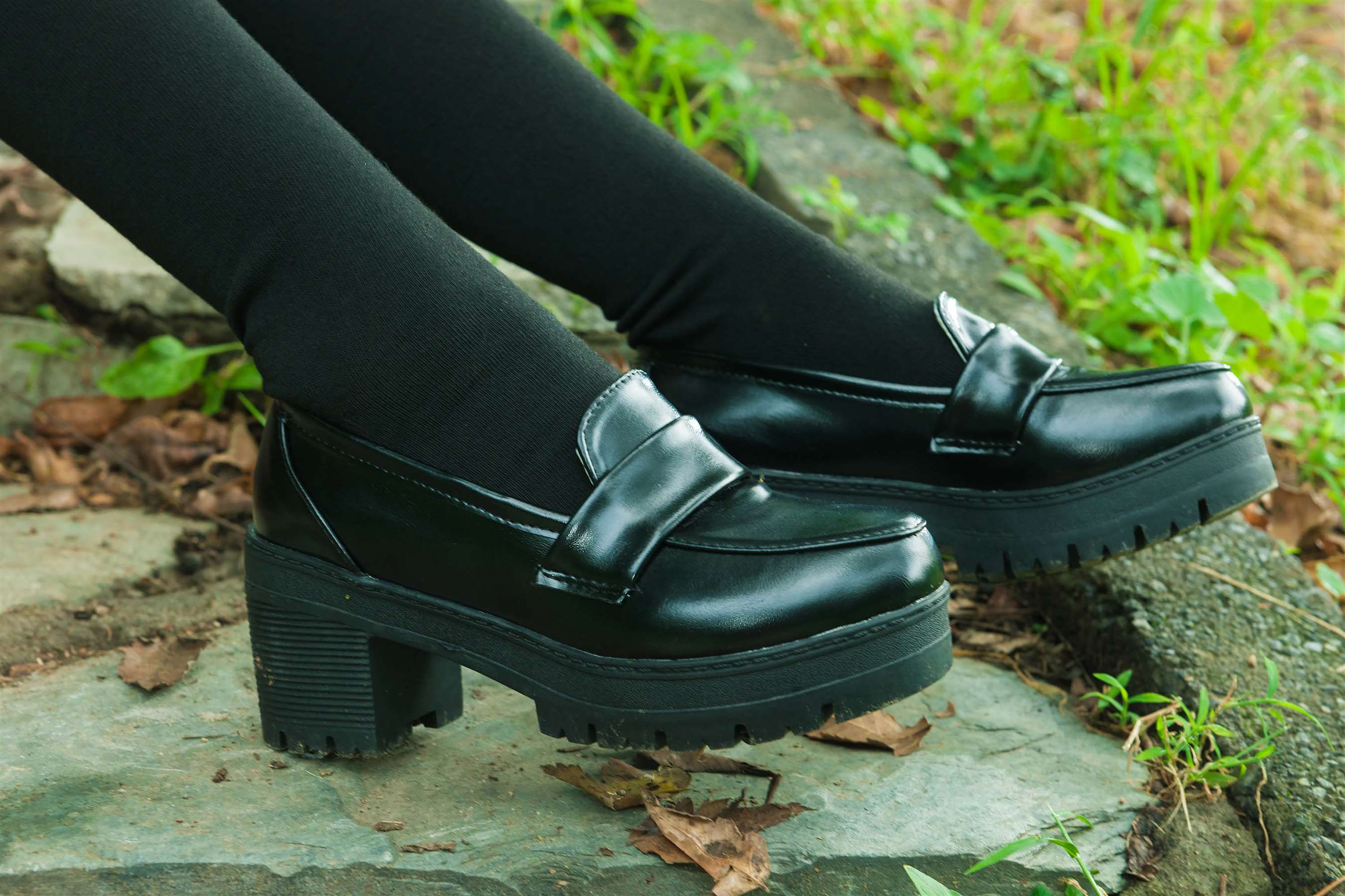 《户外JK制服の扯丝足》作品图