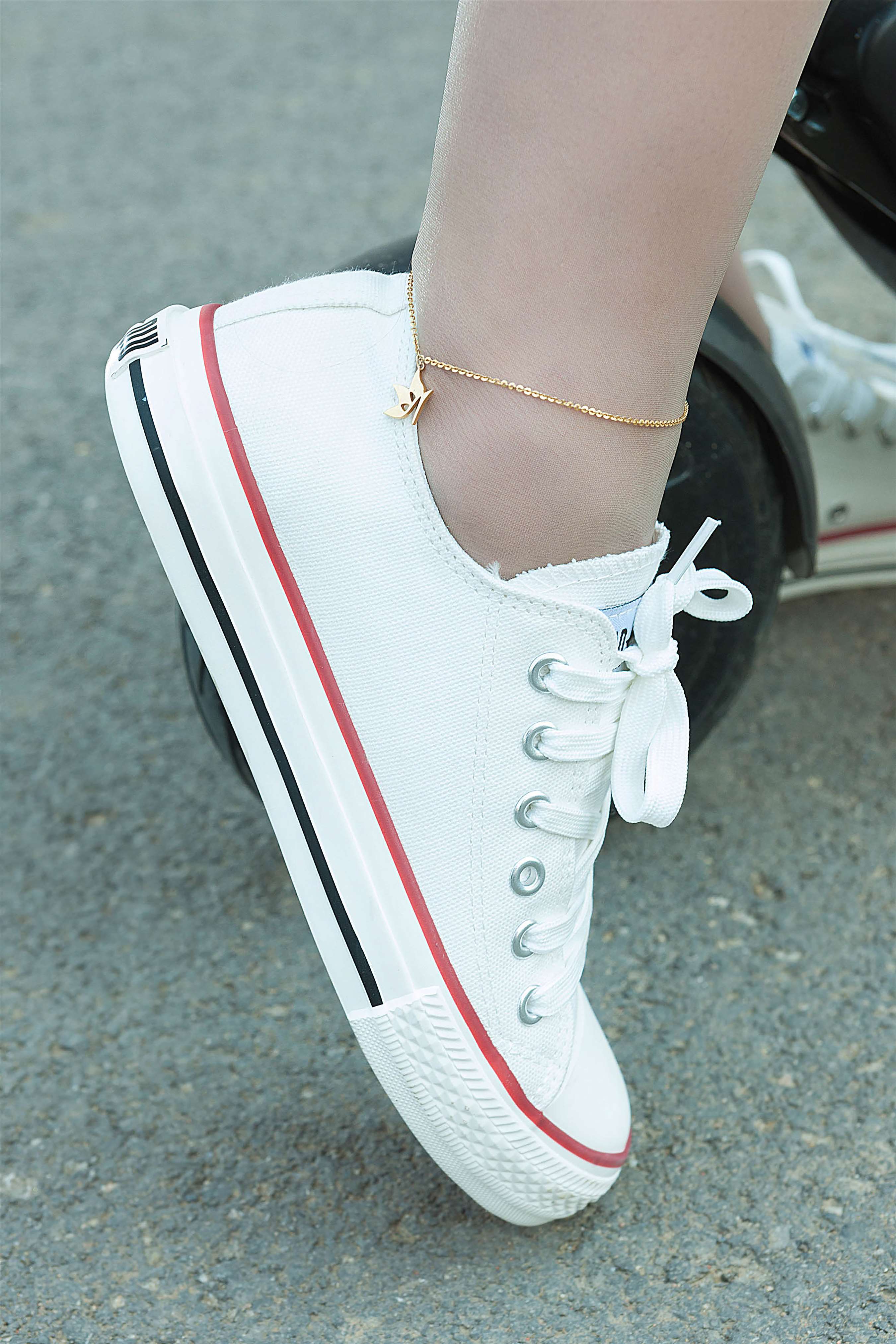 《吊带帆布鞋の丝足》作品图