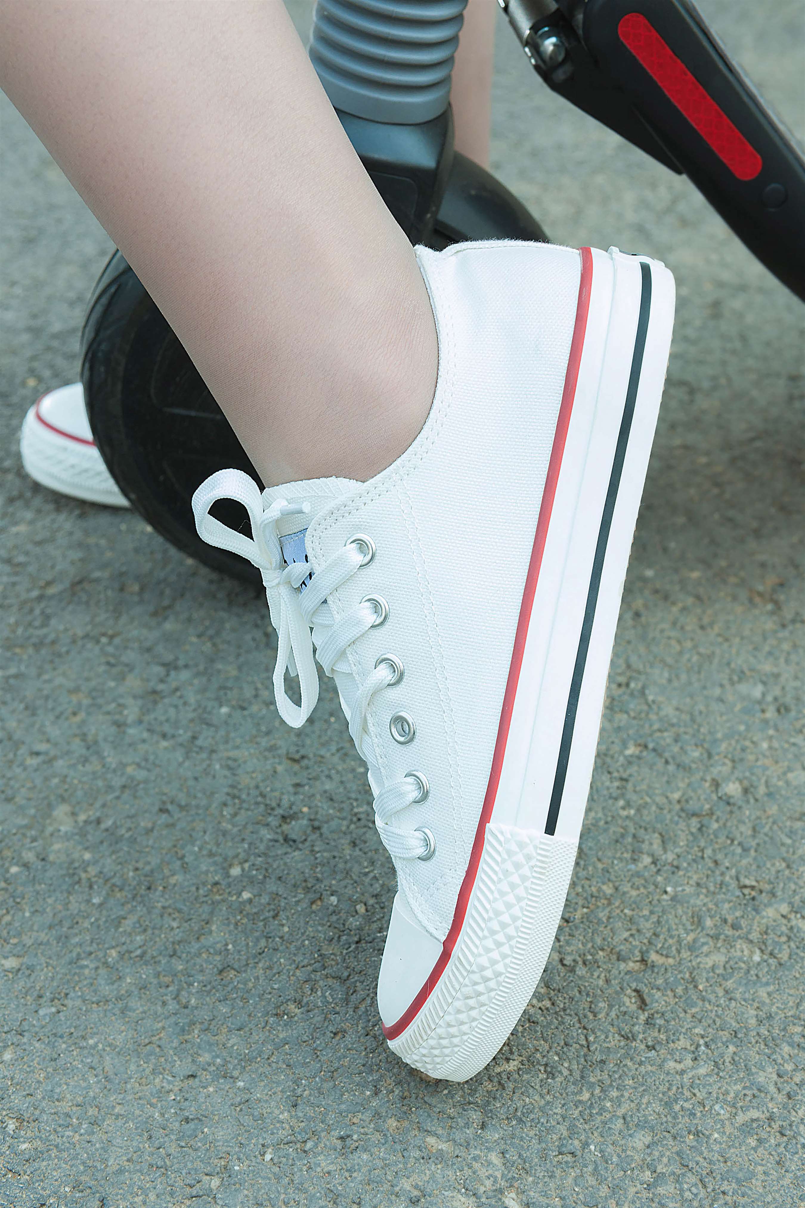 《吊带帆布鞋の丝足》作品图