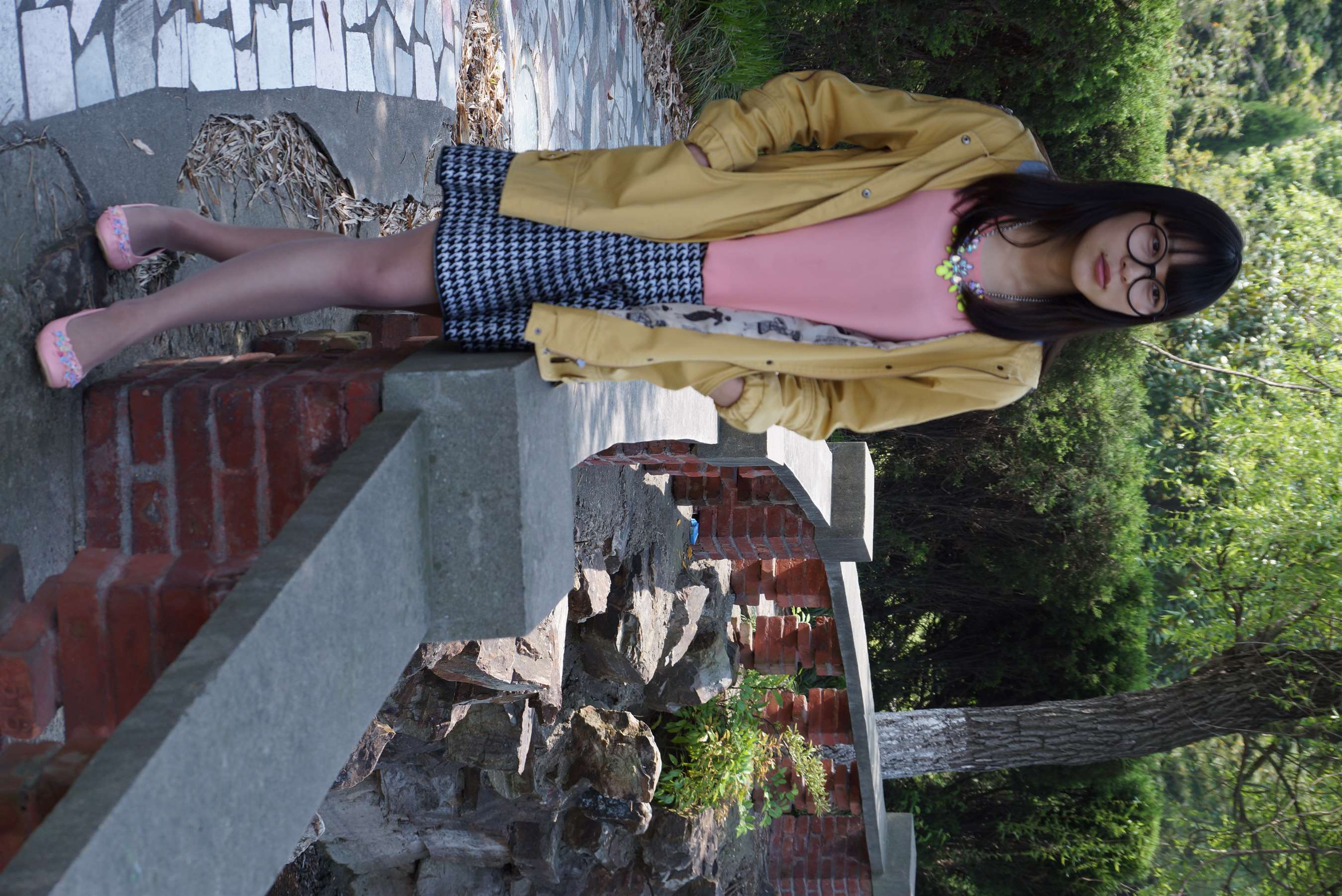 《校园长丝妹子花园休息露丝足》作品图