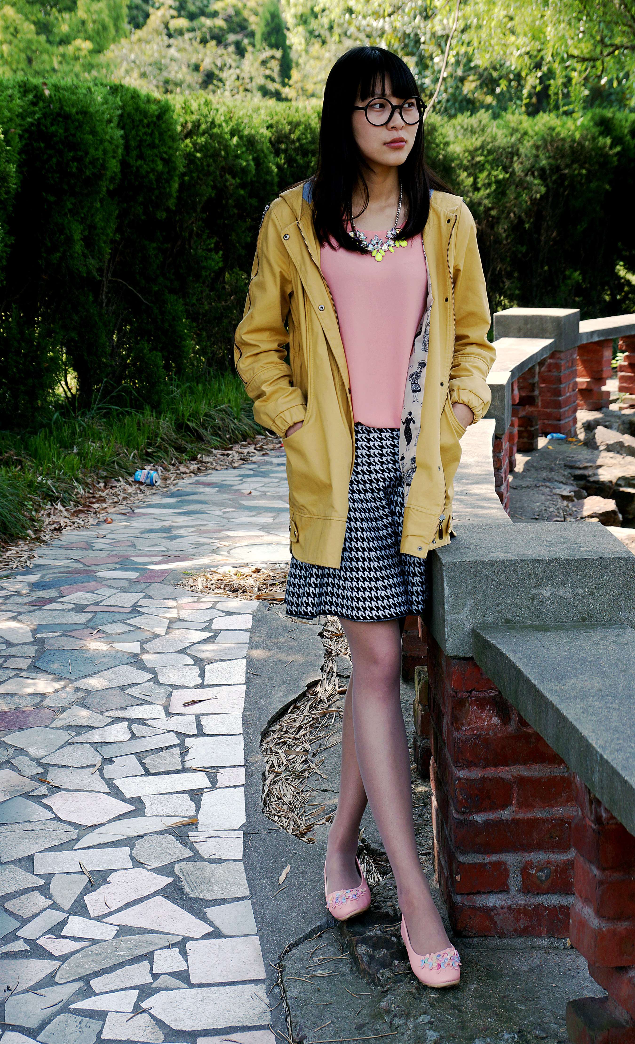 《校园长丝妹子花园休息露丝足》作品图