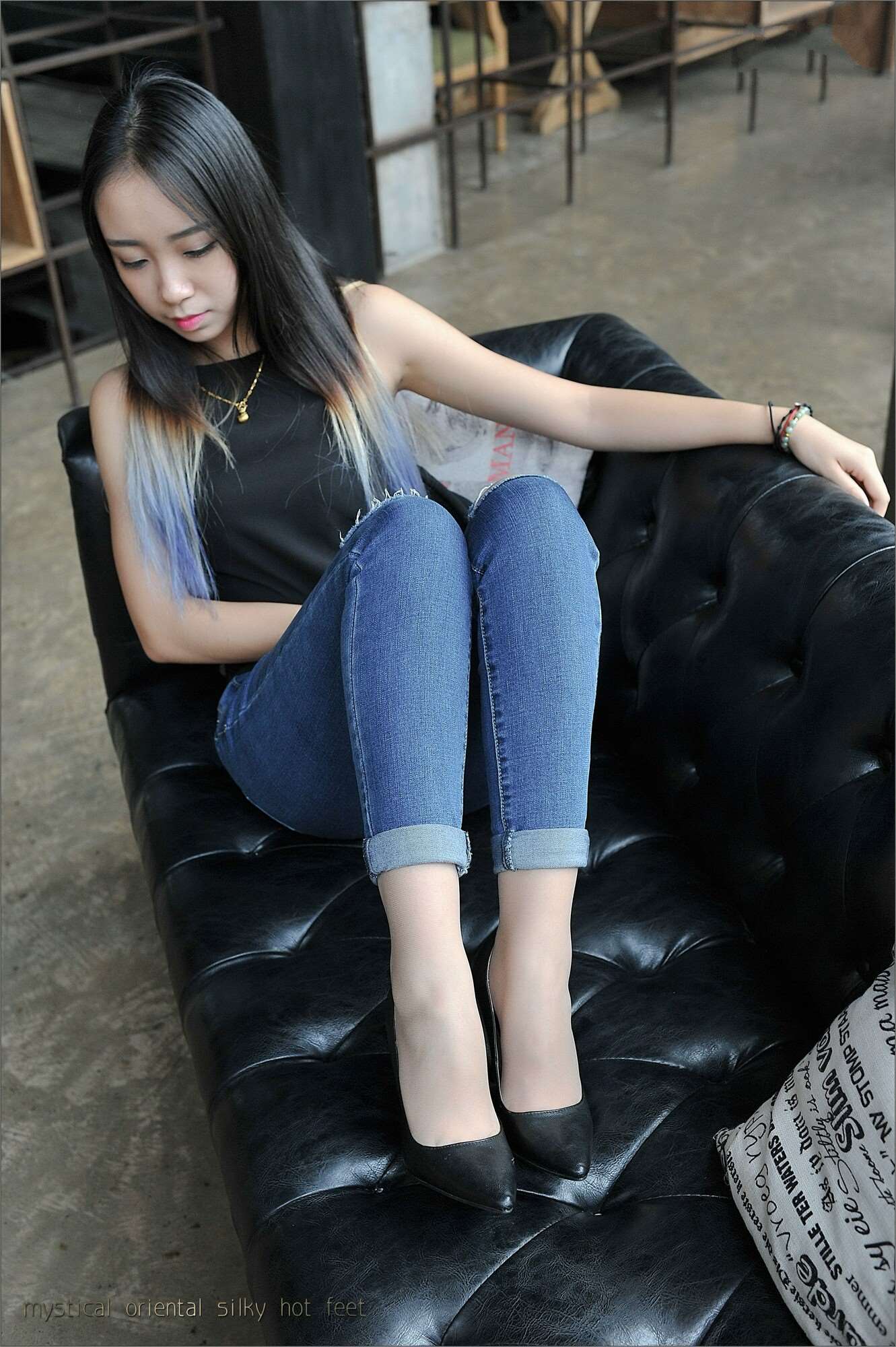 《开洞牛仔の高跟丝足》作品图