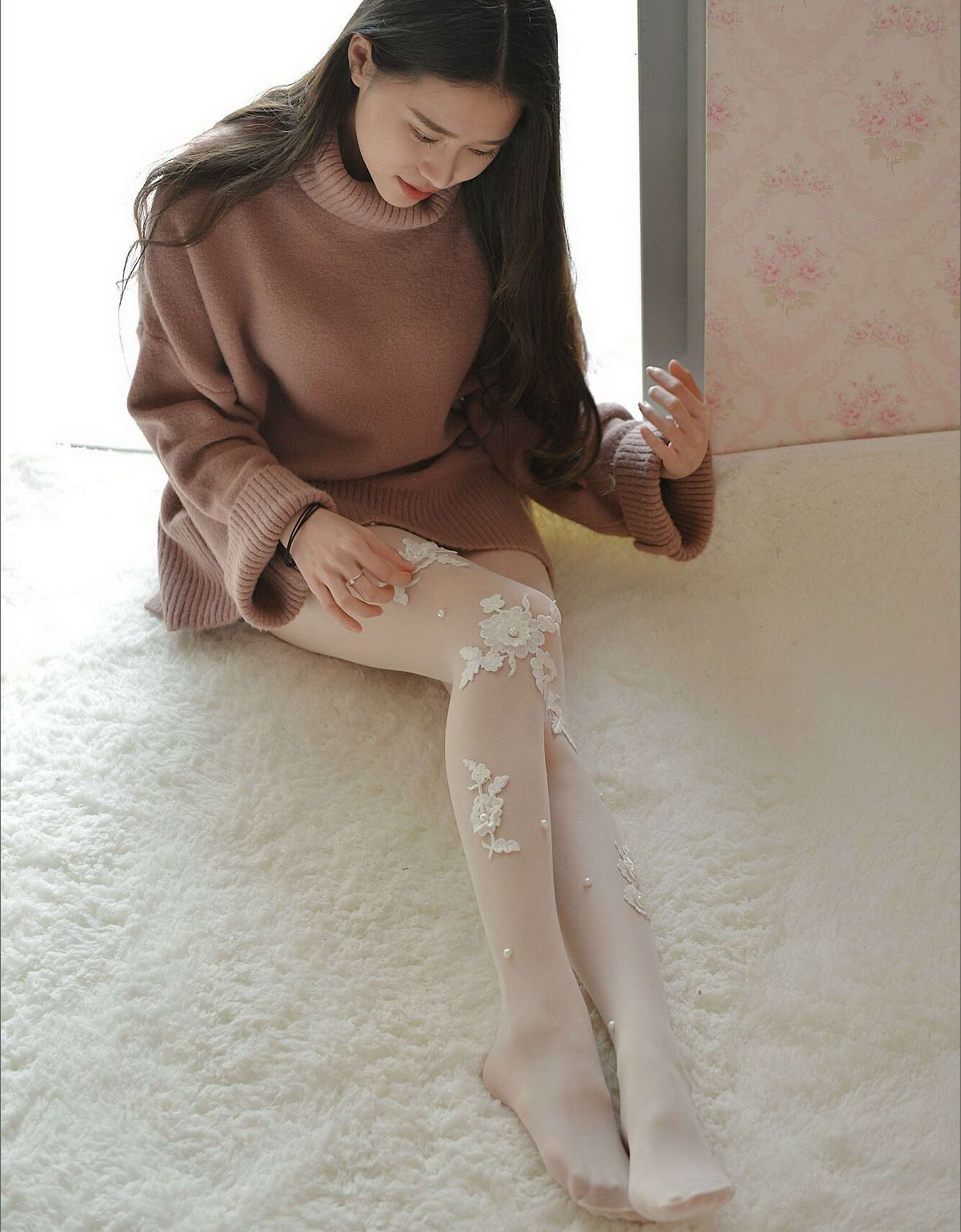 《雕花白丝足》作品图