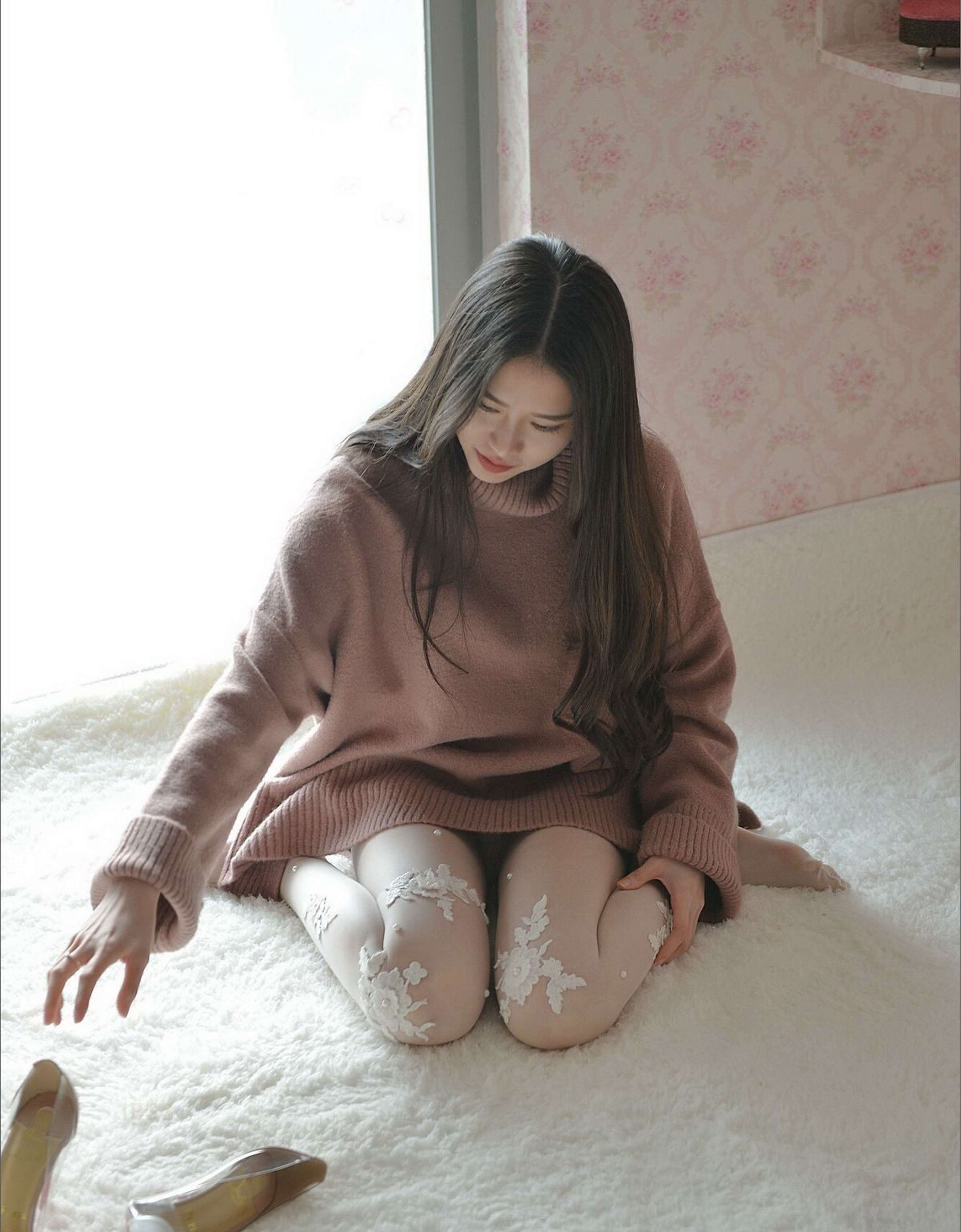 《雕花白丝足》作品图