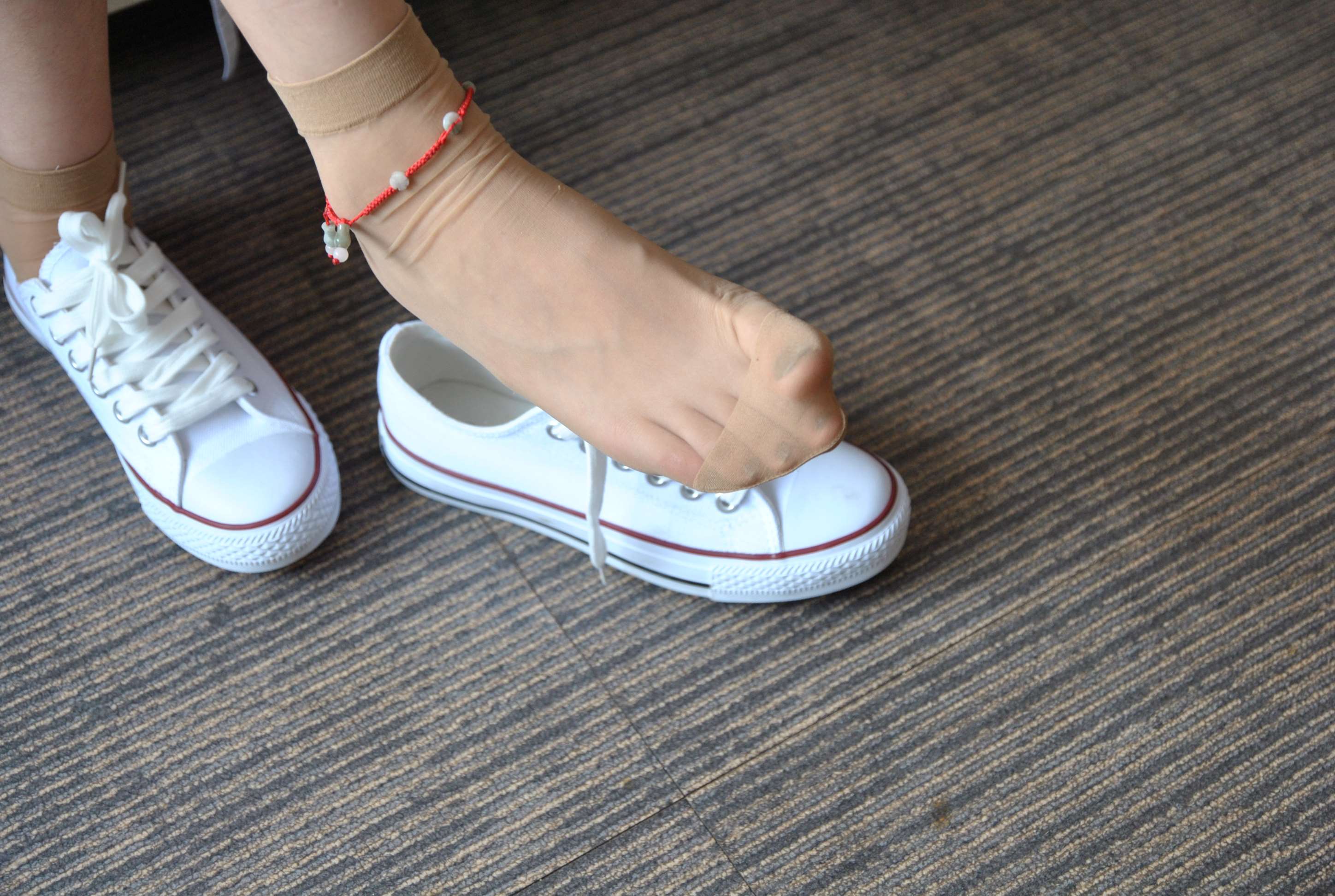 《红嫩的玉足》作品图