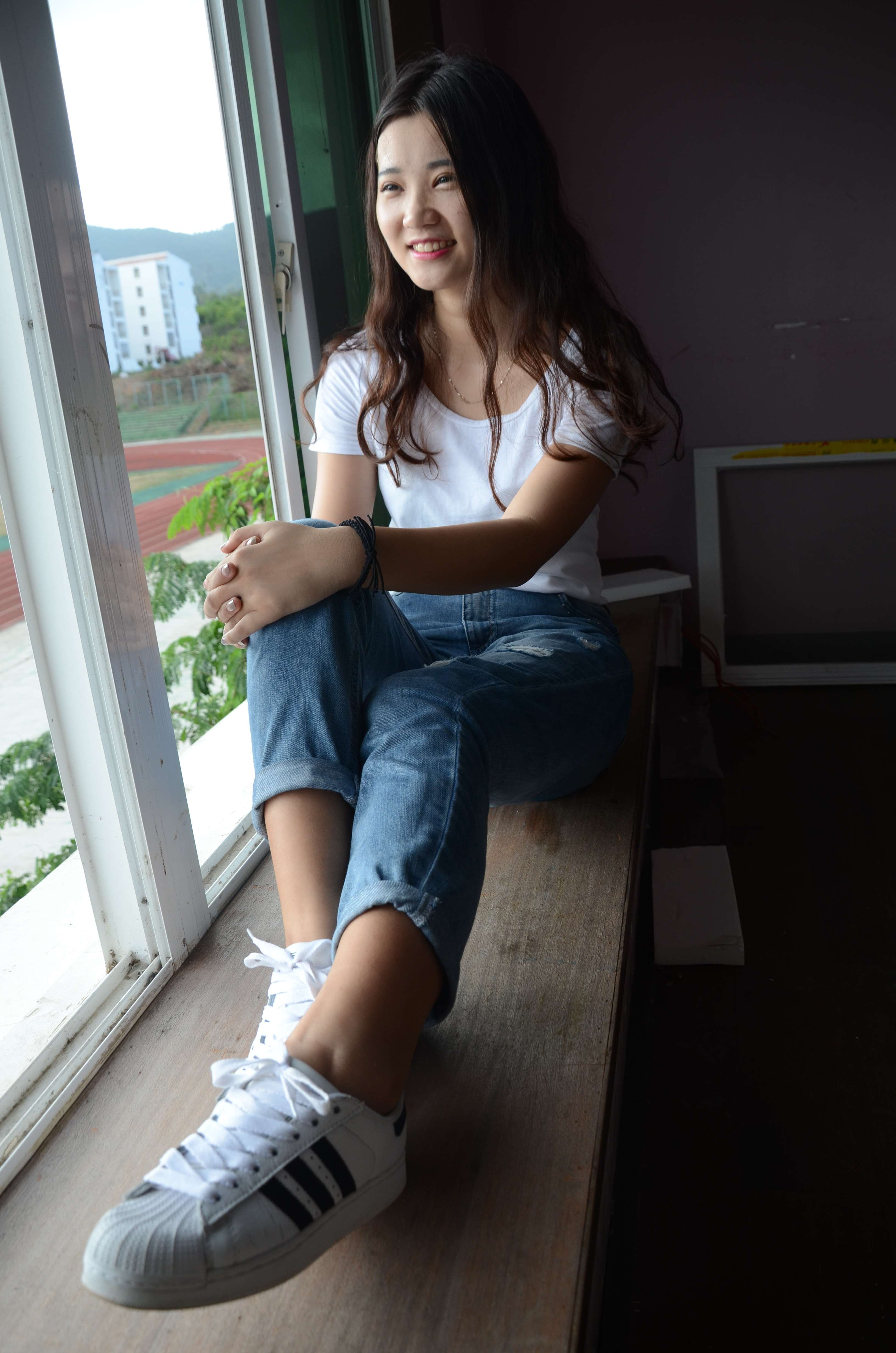 《阳台上牛仔の白船袜脚》作品图