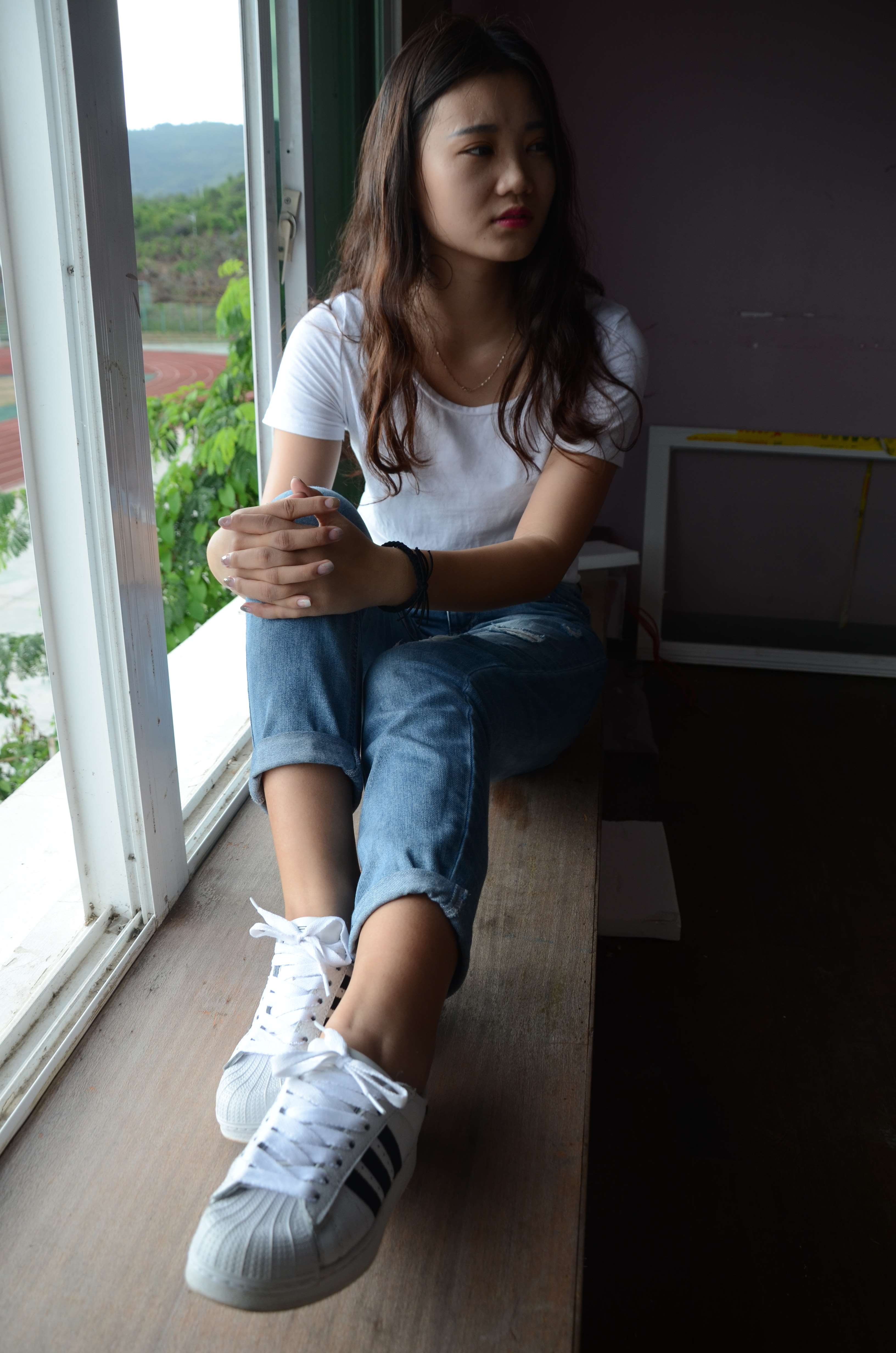 《阳台上牛仔の白船袜脚》作品图