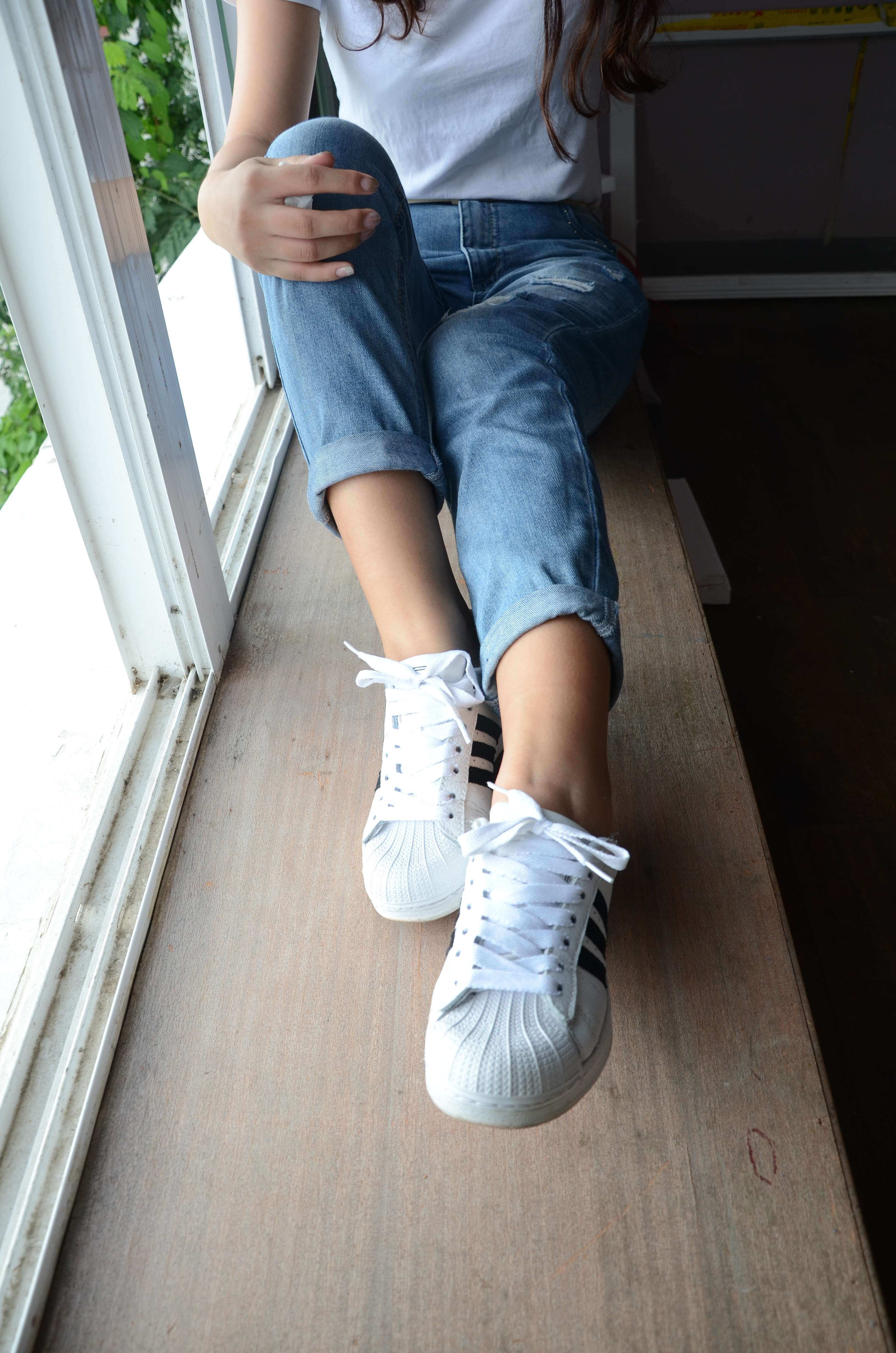 《阳台上牛仔の白船袜脚》作品图