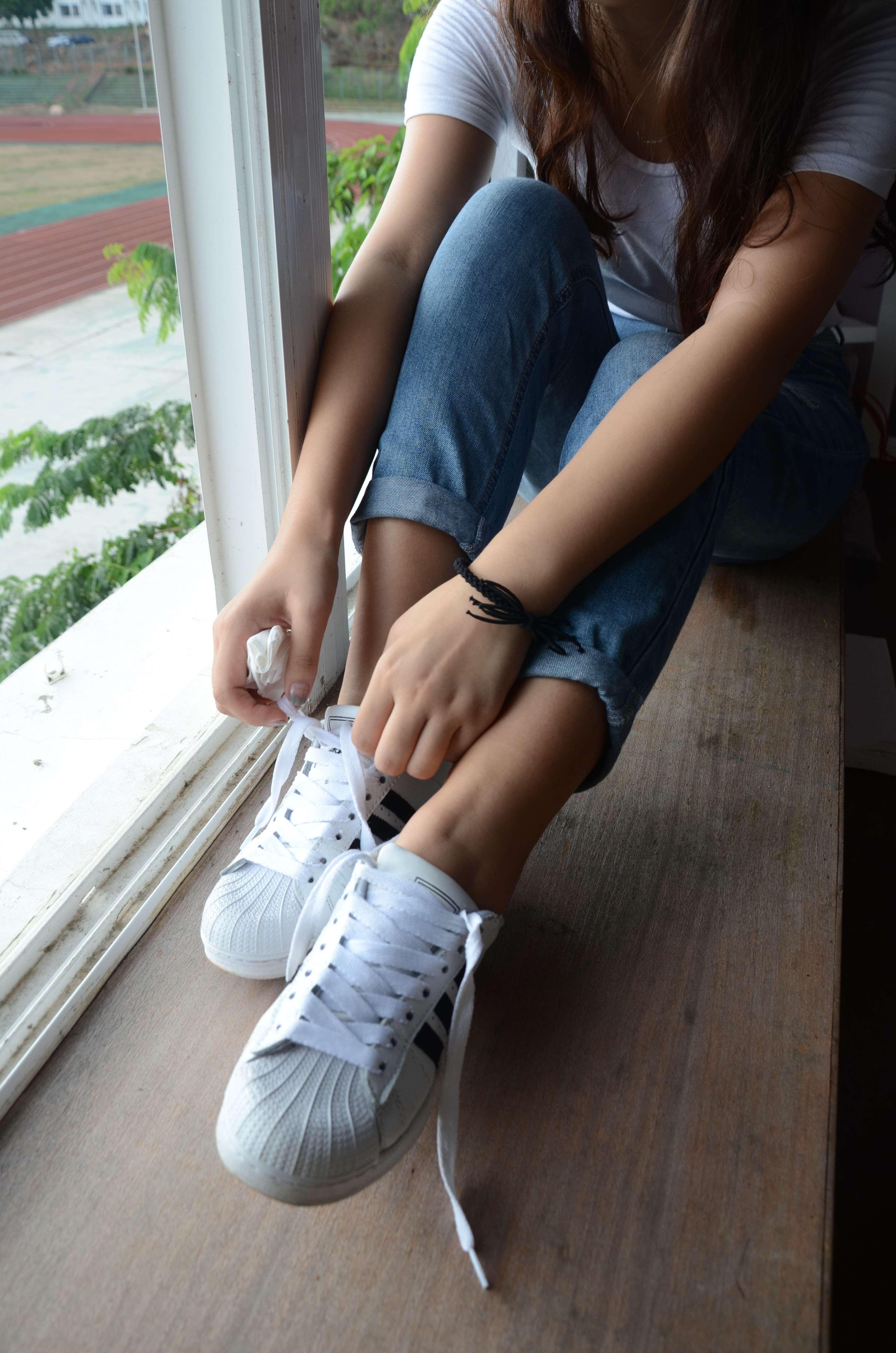 《阳台上牛仔の白船袜脚》作品图