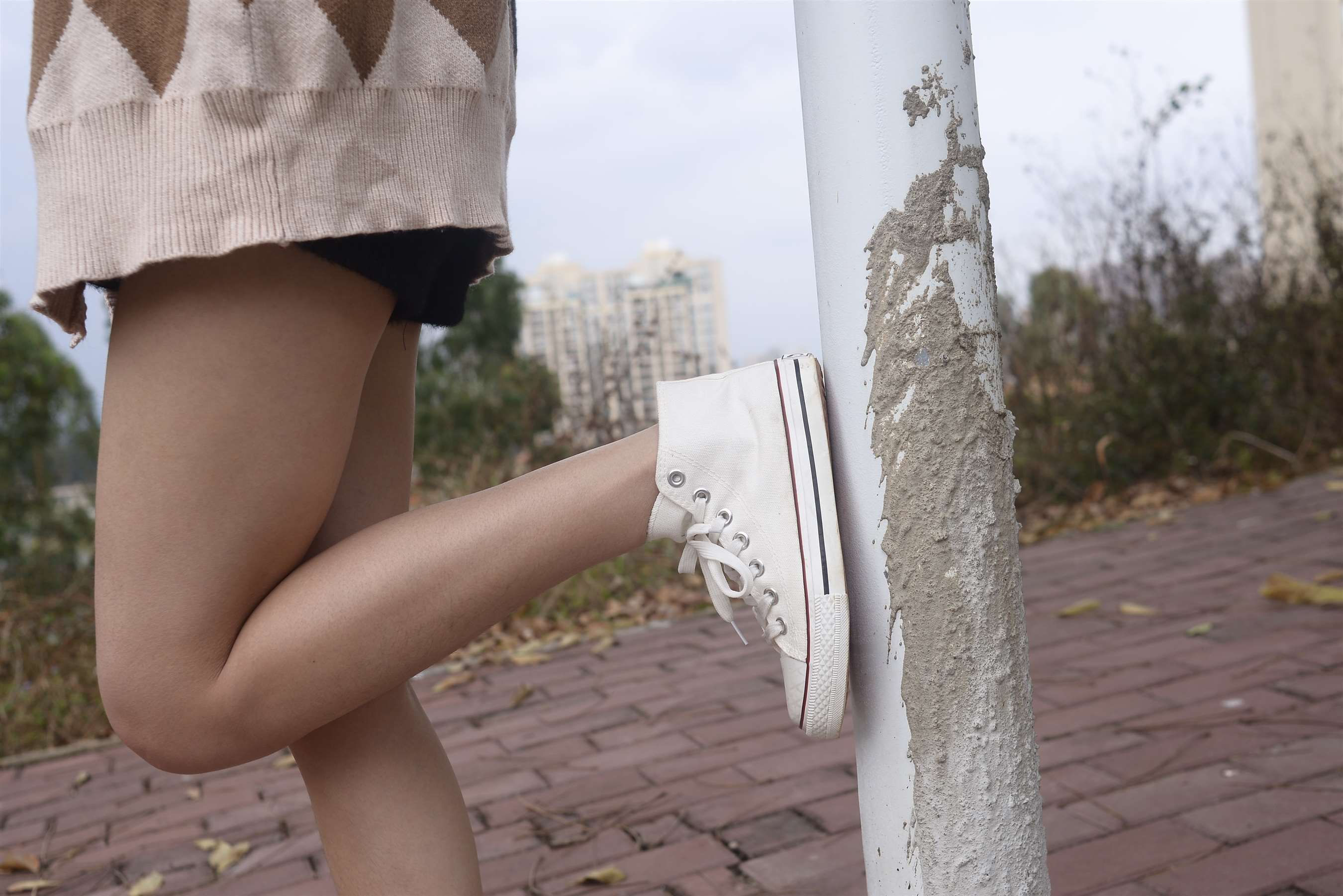 《马路边上的高帮帆布鞋の丝足【套图+视频1个】》作品图