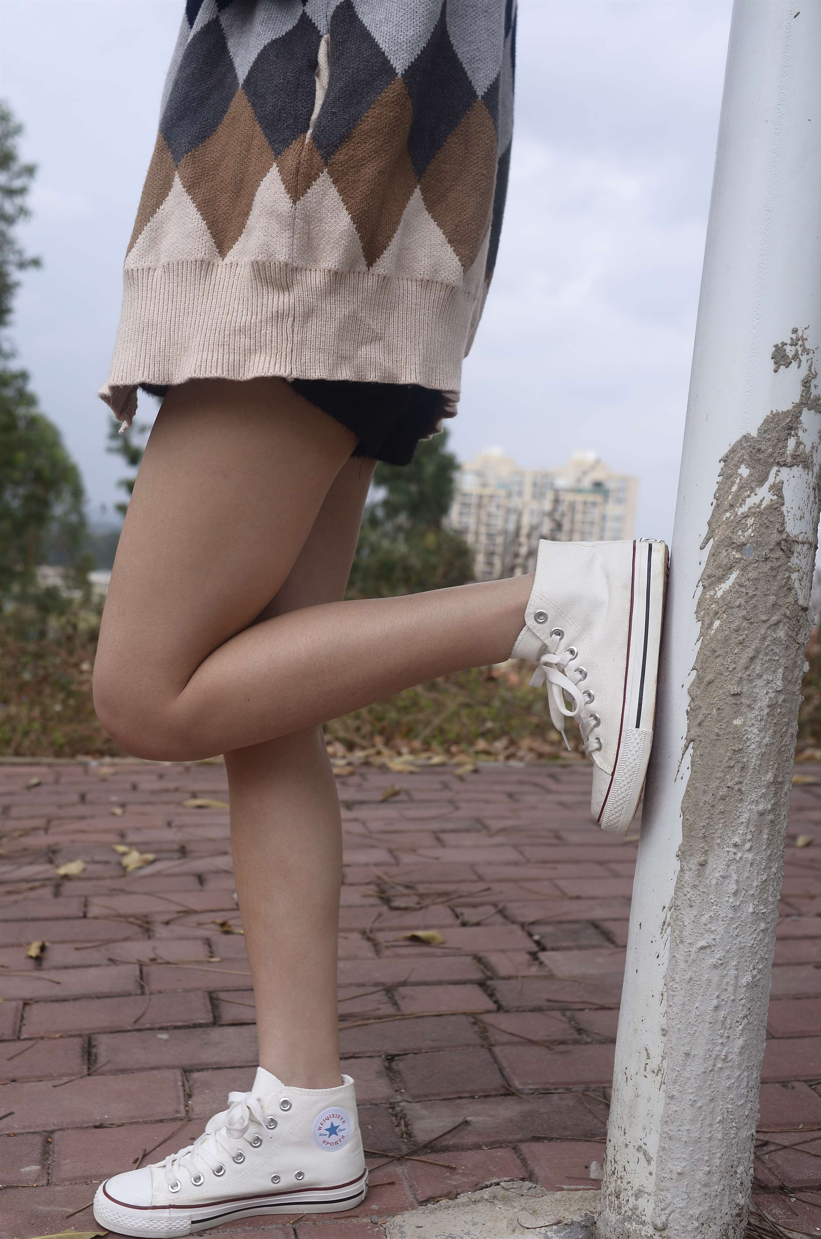 《马路边上的高帮帆布鞋の丝足【套图+视频1个】》作品图