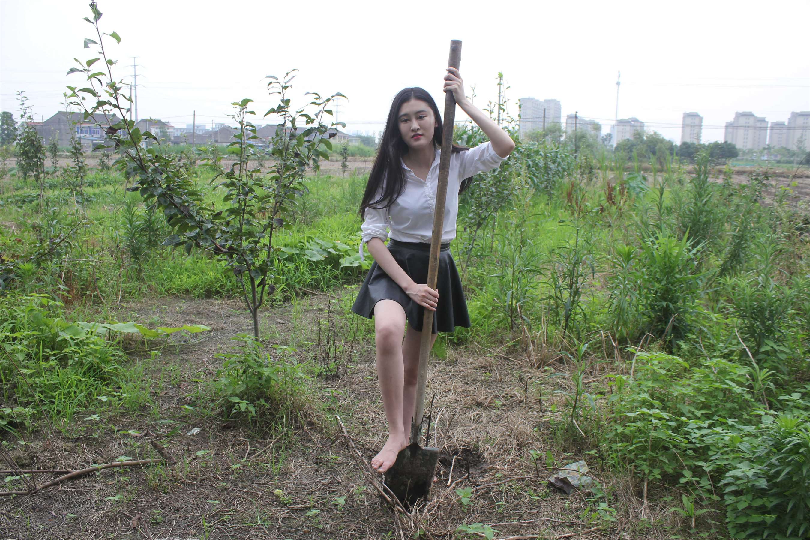 《路路赤脚体验农活》作品图