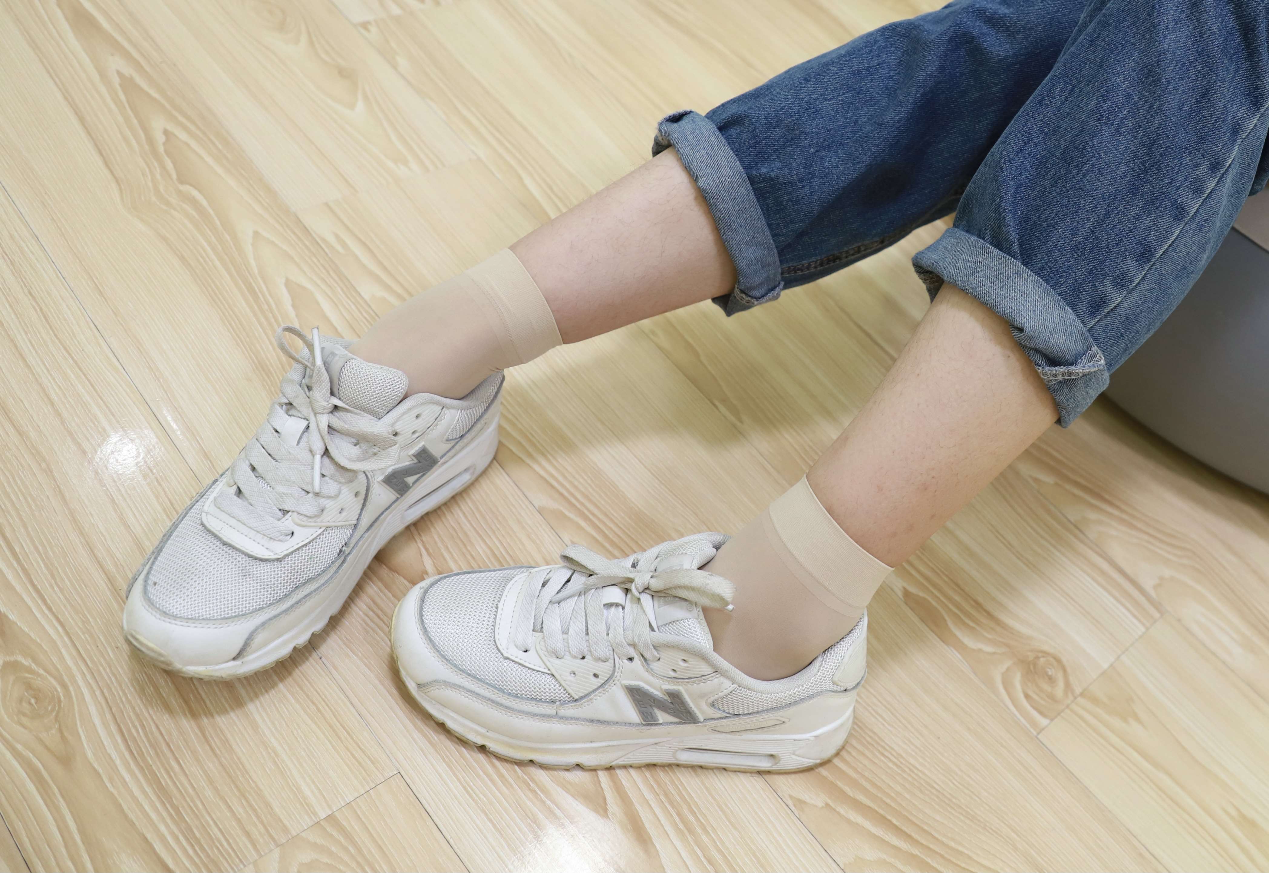 《运动鞋の短丝脚丫》作品图