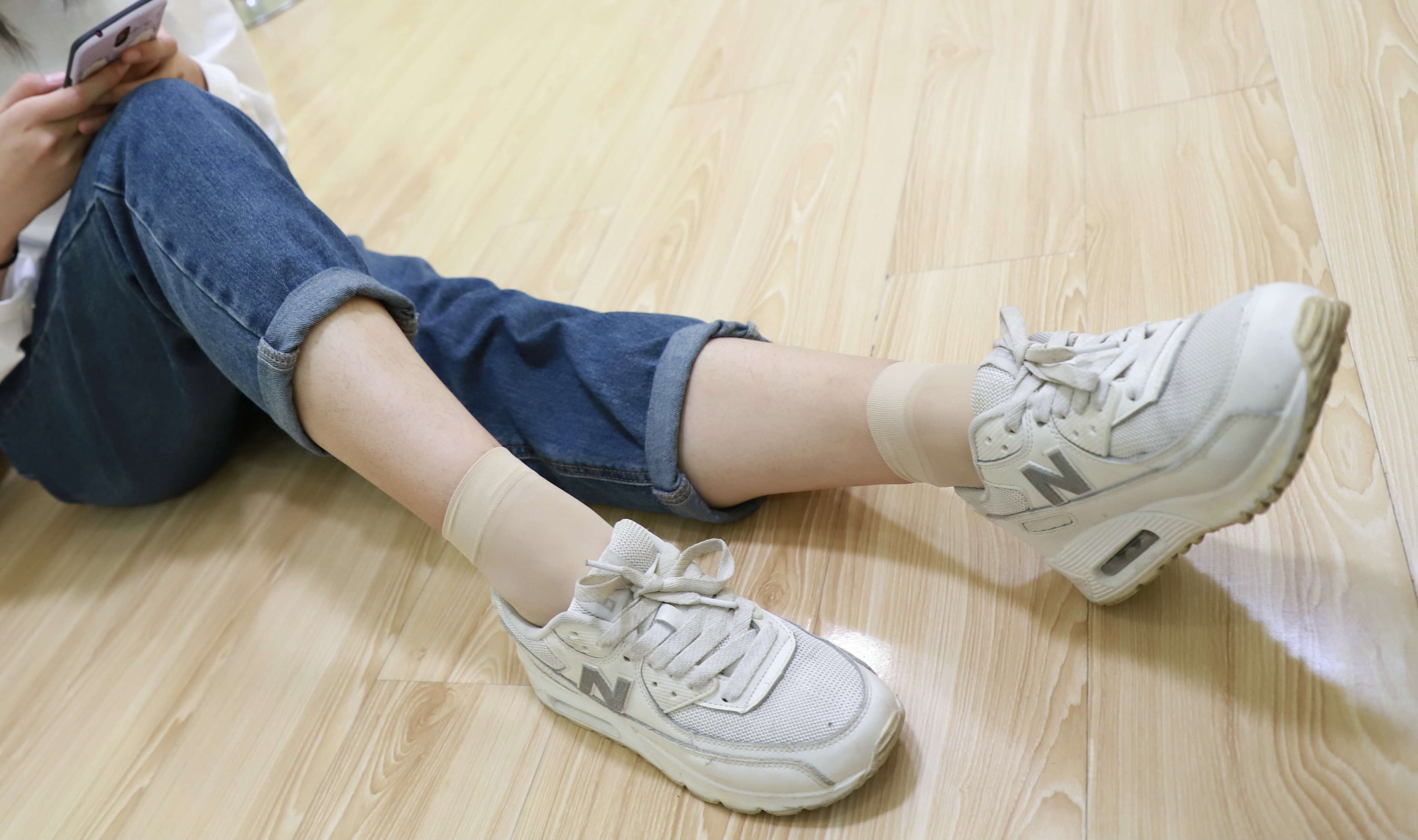 《运动鞋の短丝脚丫》作品图