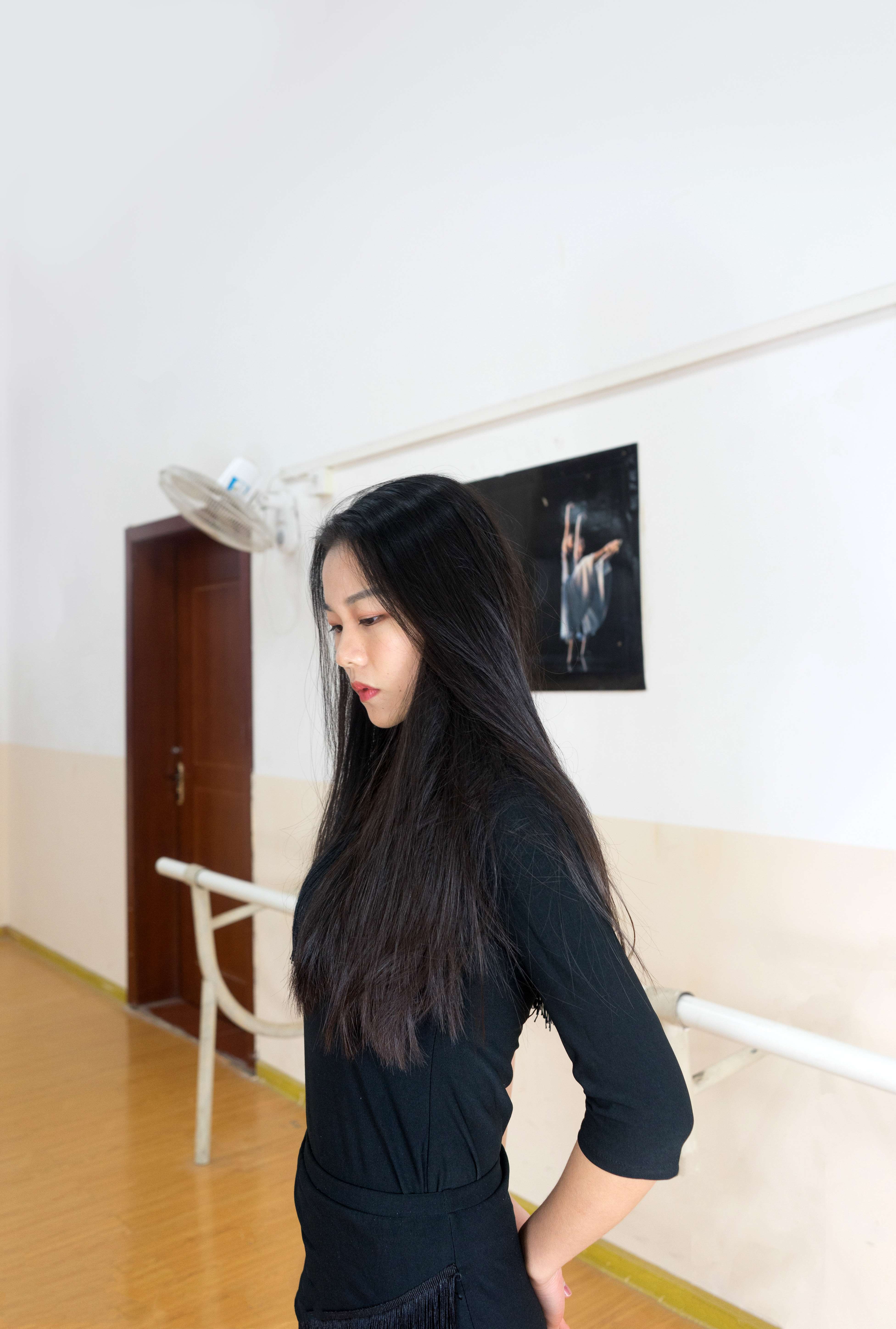 《黑色连衣裙の高跟裸足》作品图