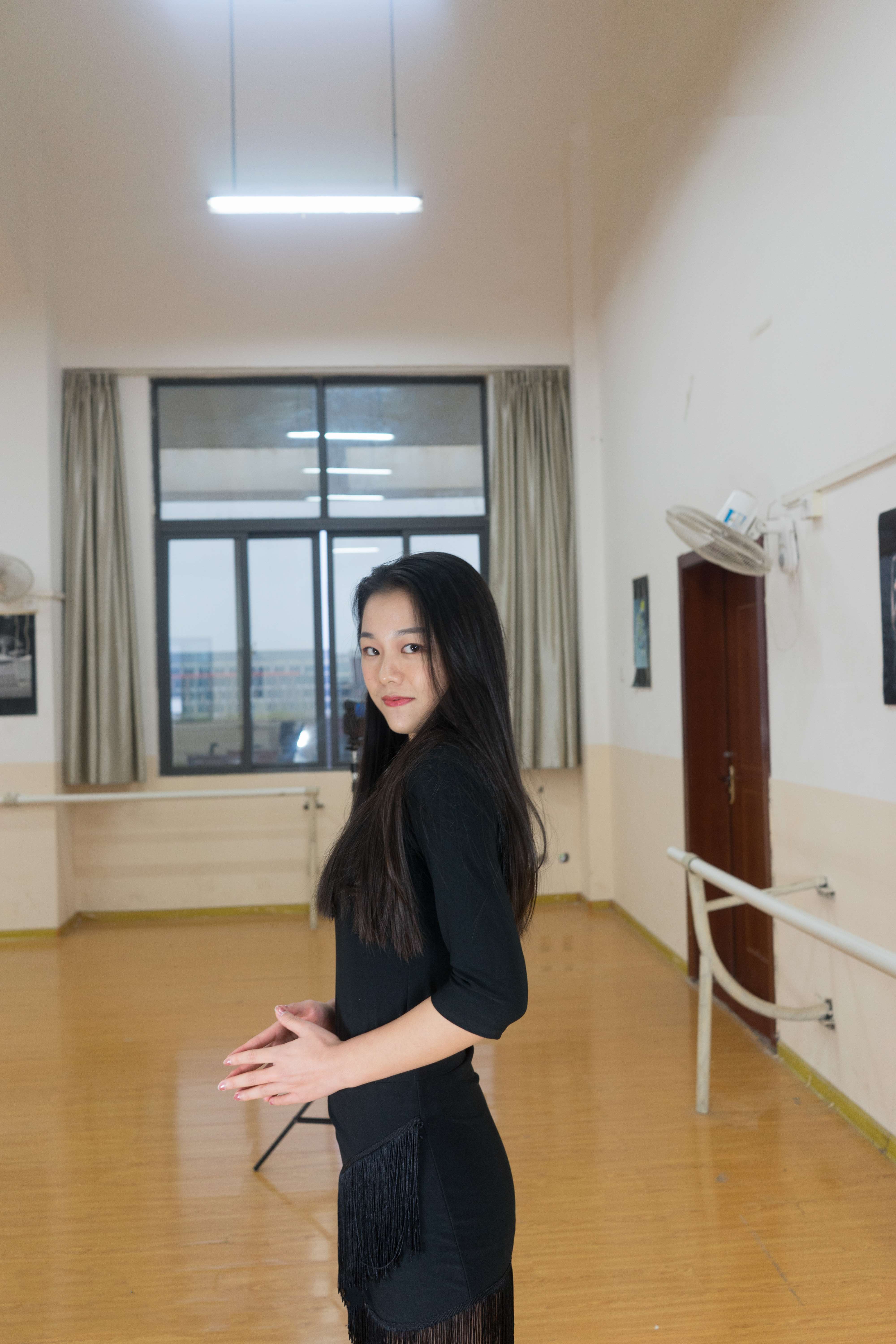 《黑色连衣裙の高跟裸足》作品图