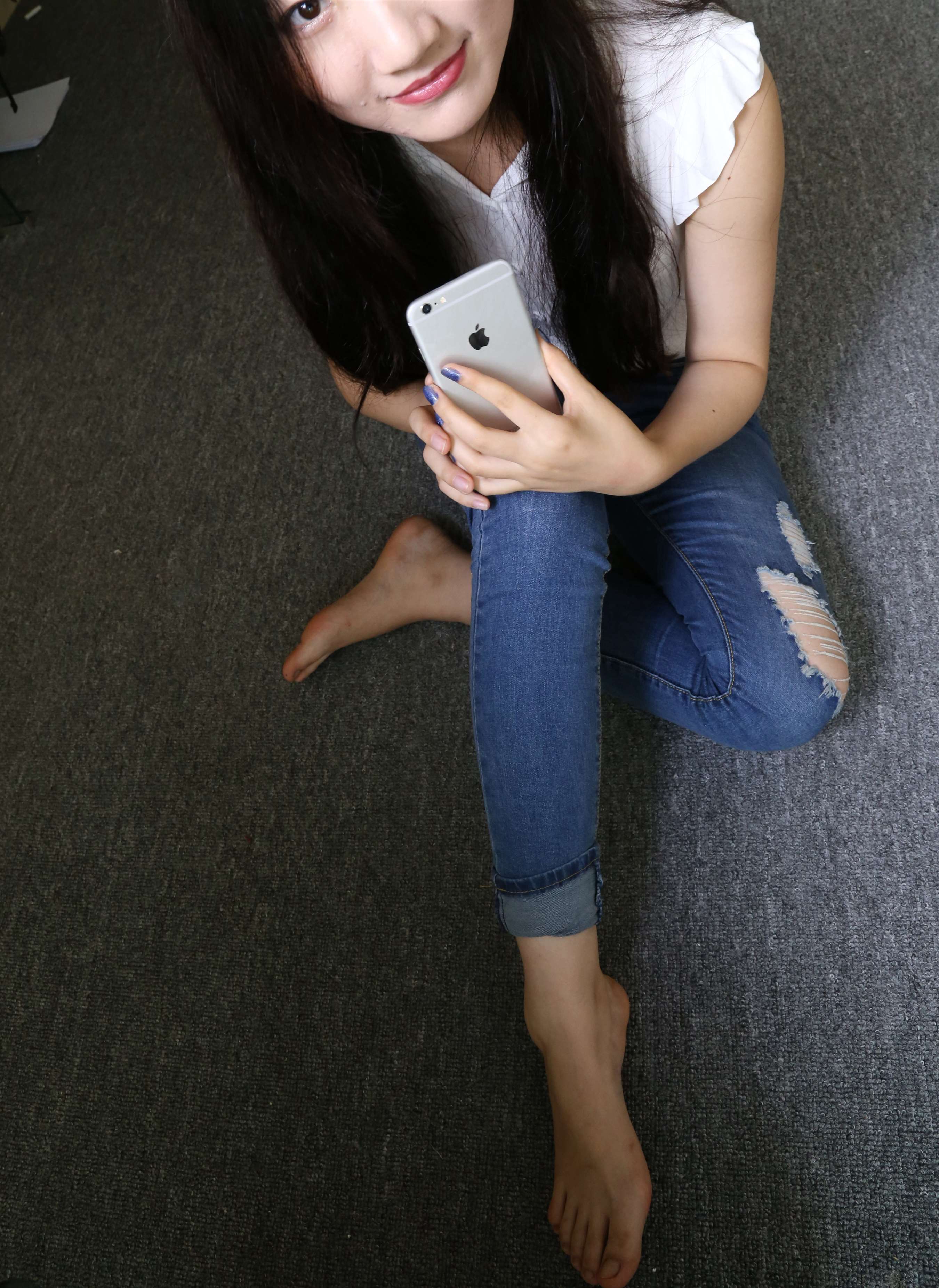 《小姐姐裸足玩物》作品图