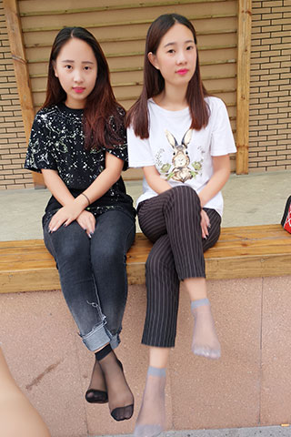 两小姐姐短丝脚
