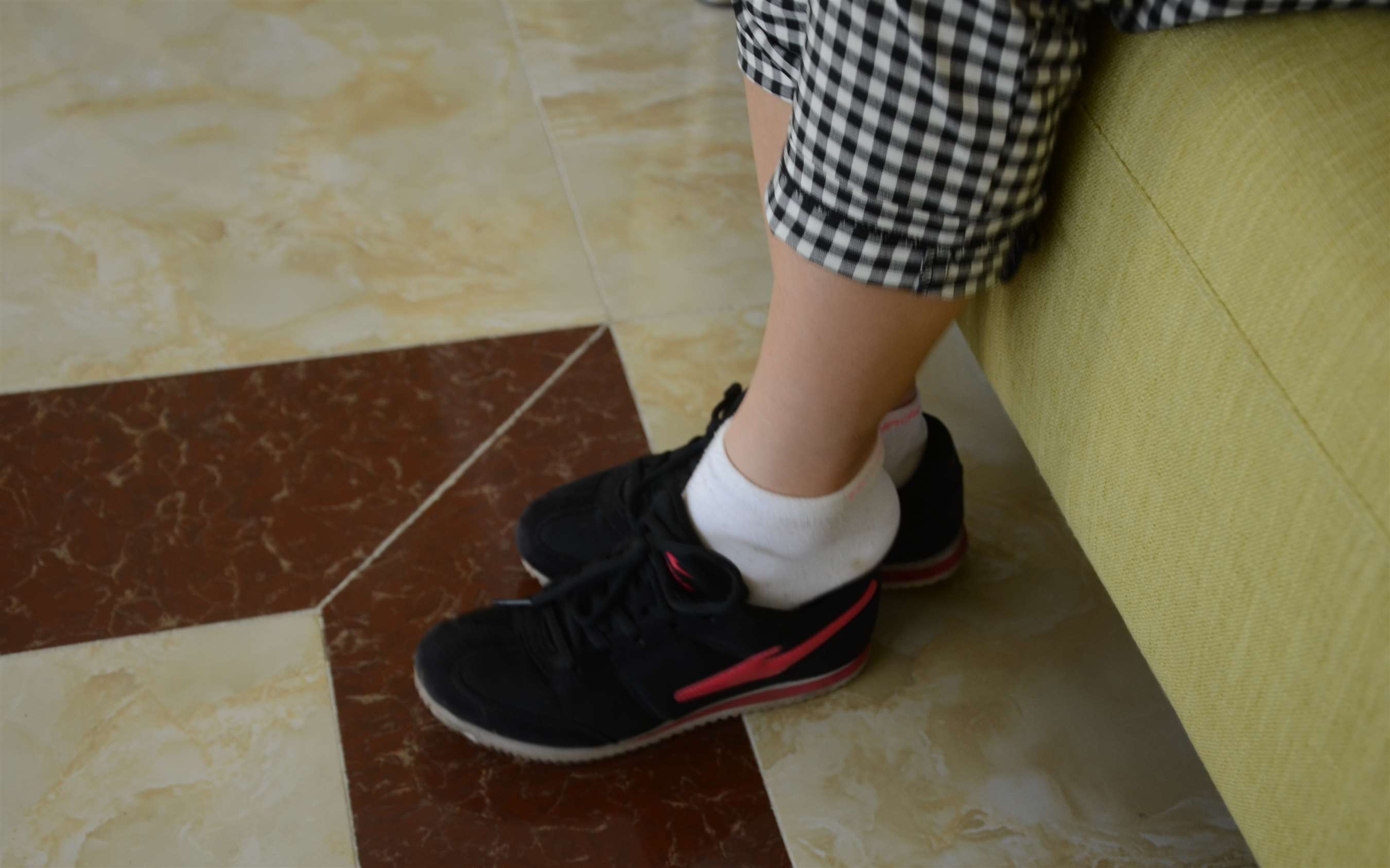 《眼镜学妹棉袜脚》作品图