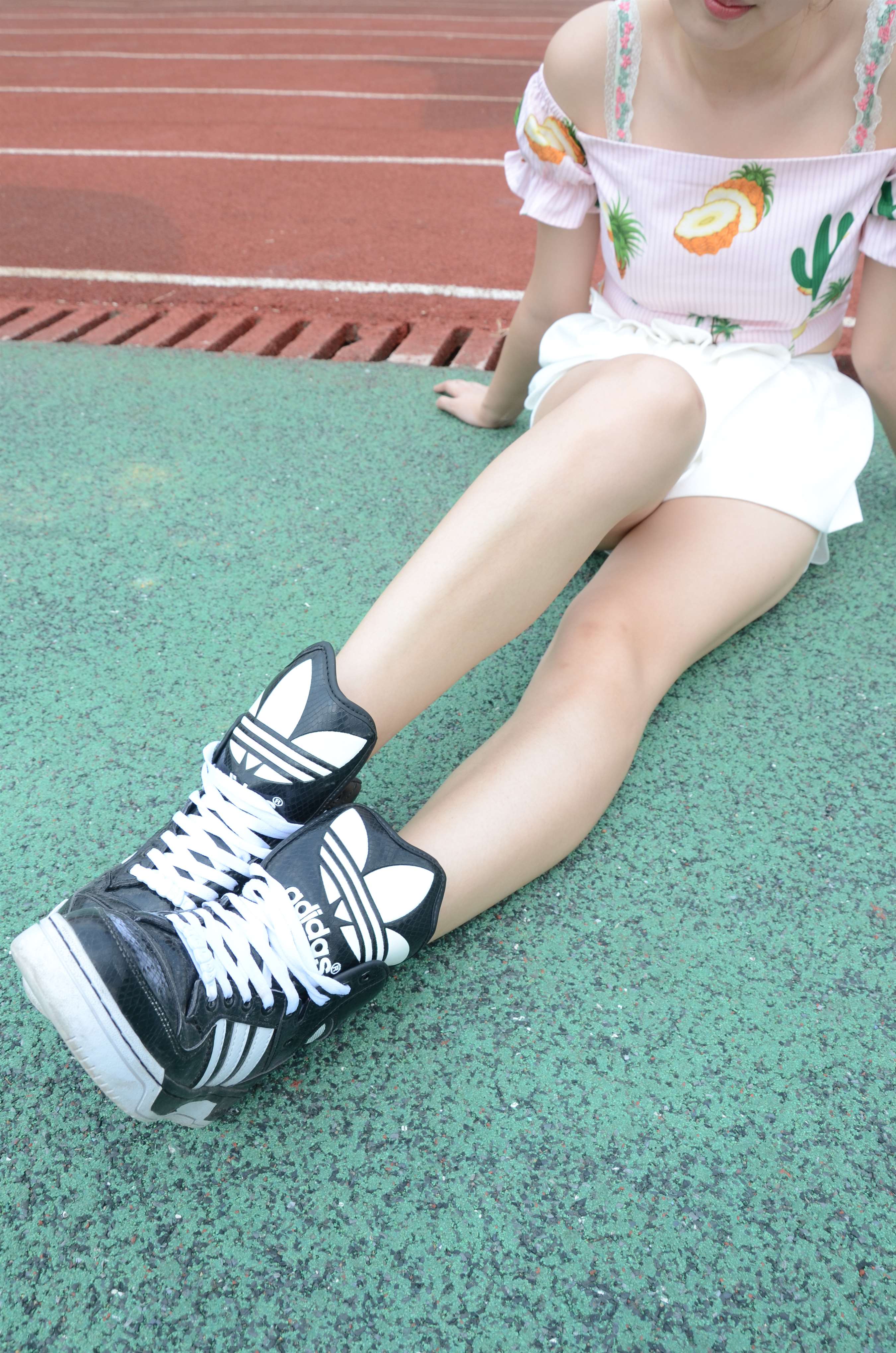 《校园球鞋の棉袜脚》作品图