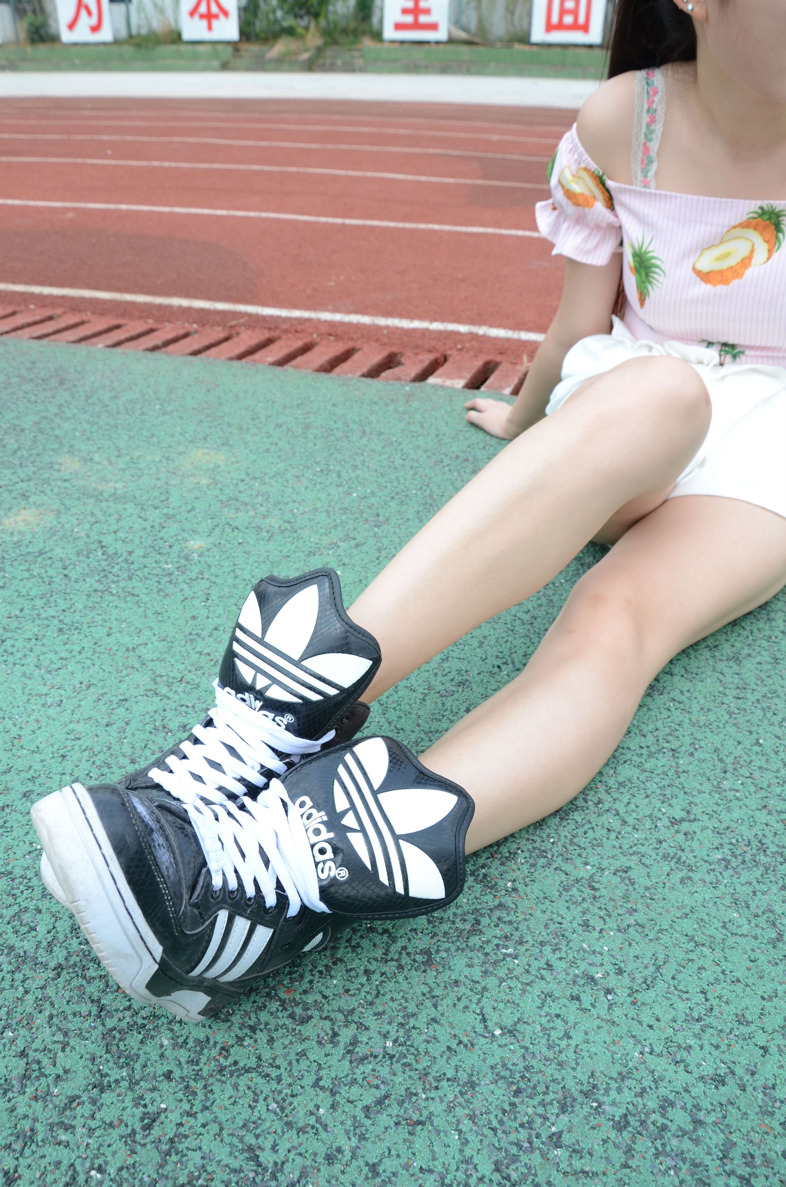 《校园球鞋の棉袜脚》作品图