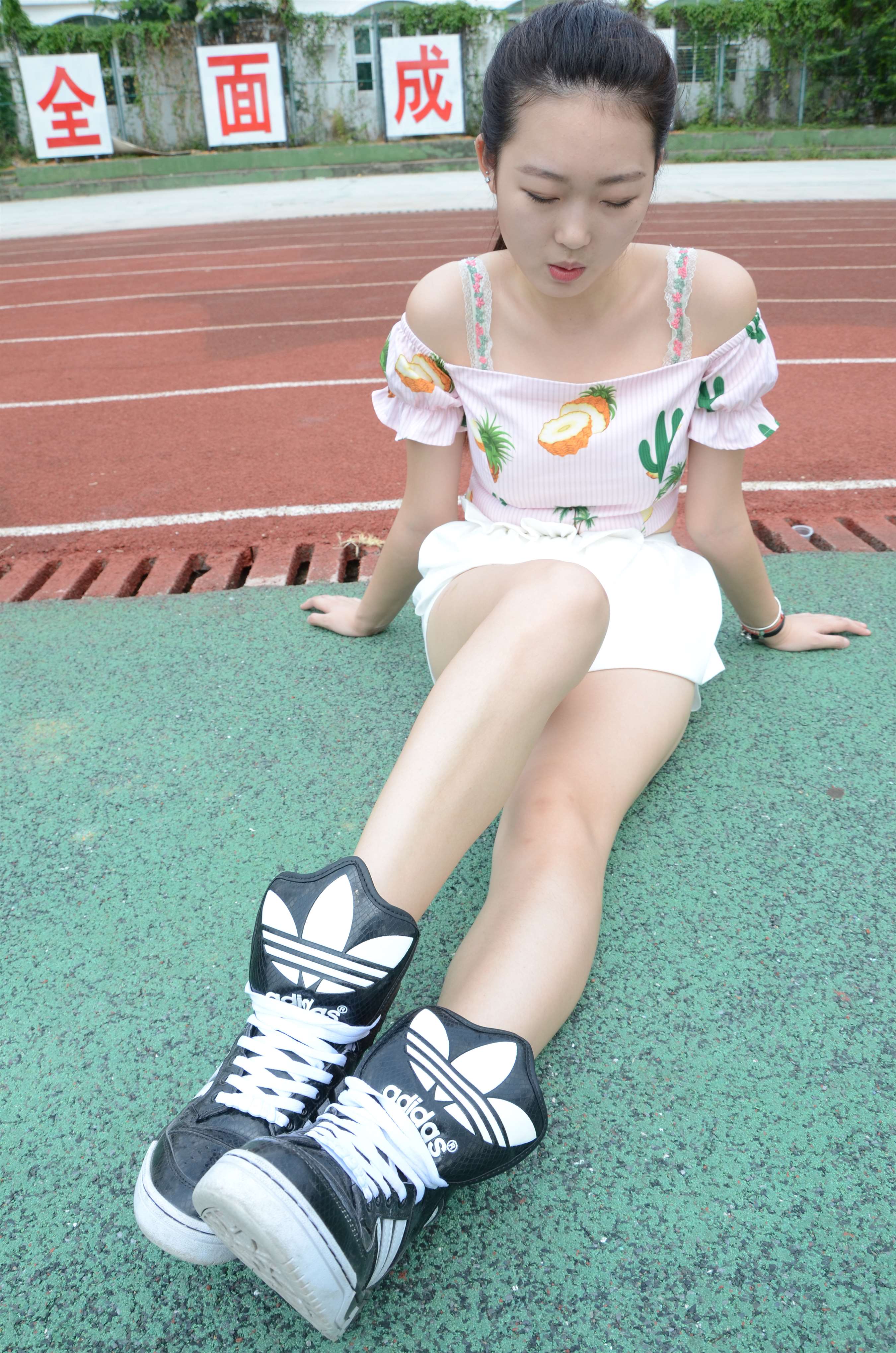 《校园球鞋の棉袜脚》作品图