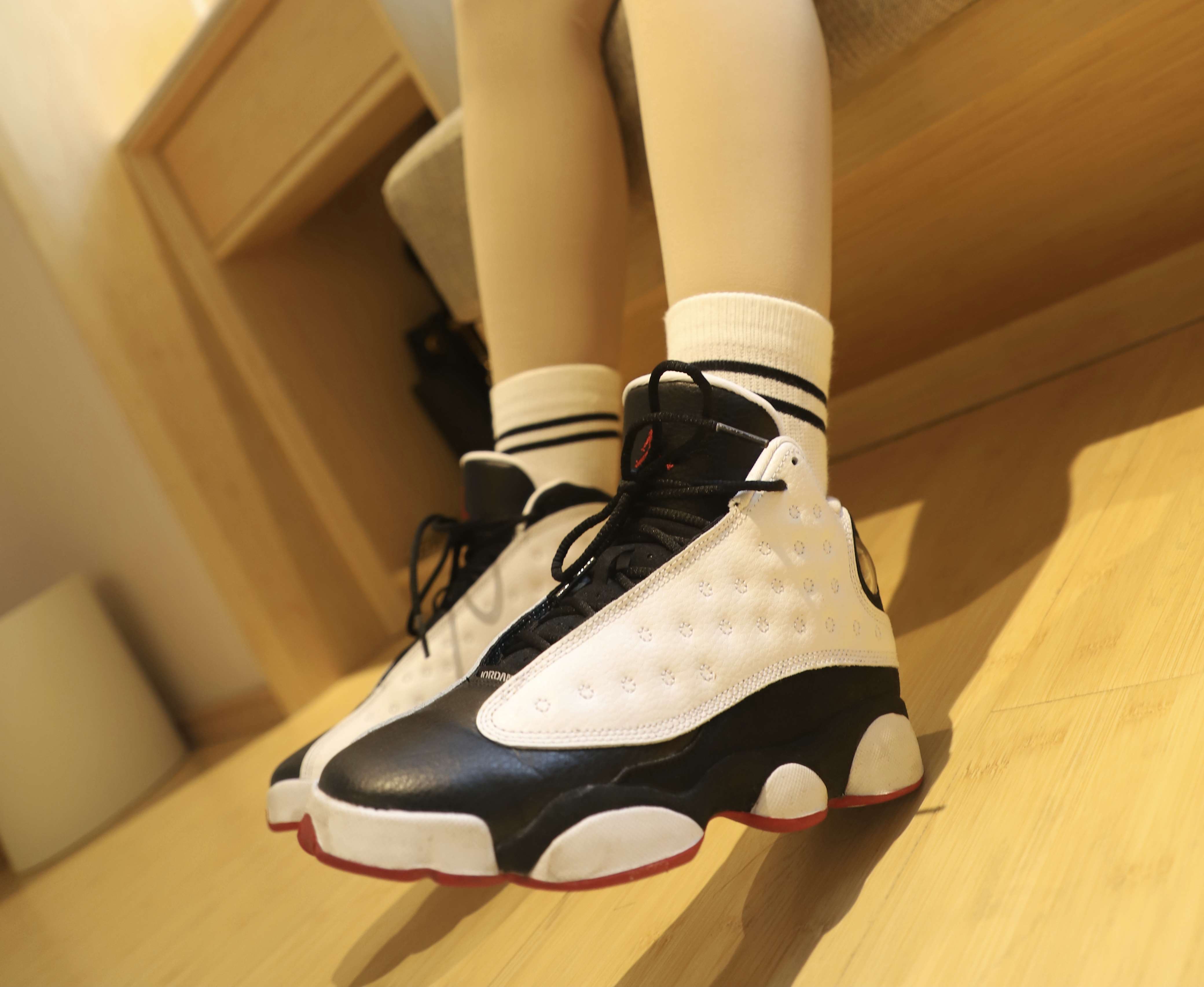 《球鞋の棉袜脚》作品图