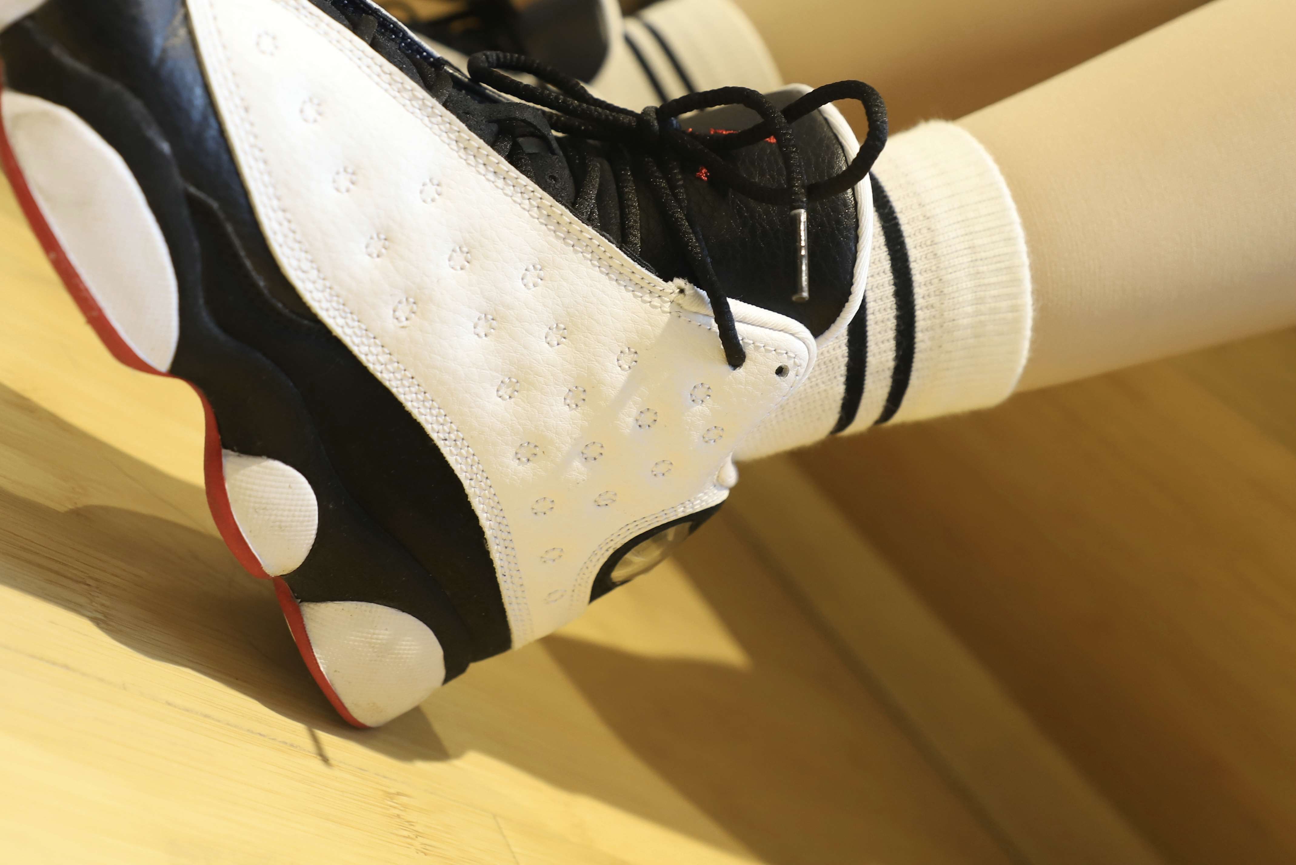 《球鞋の棉袜脚》作品图