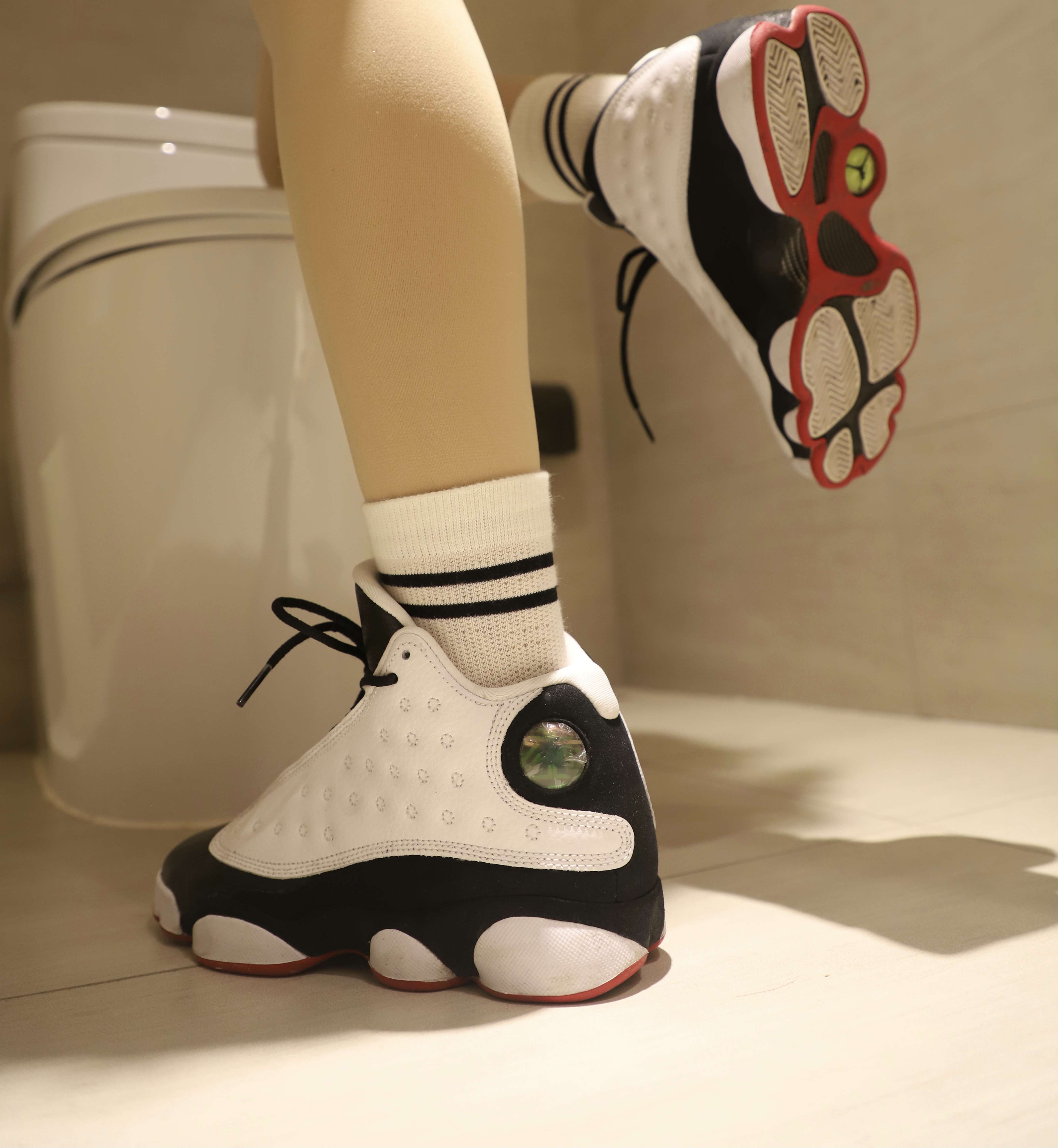 《球鞋の棉袜脚》作品图