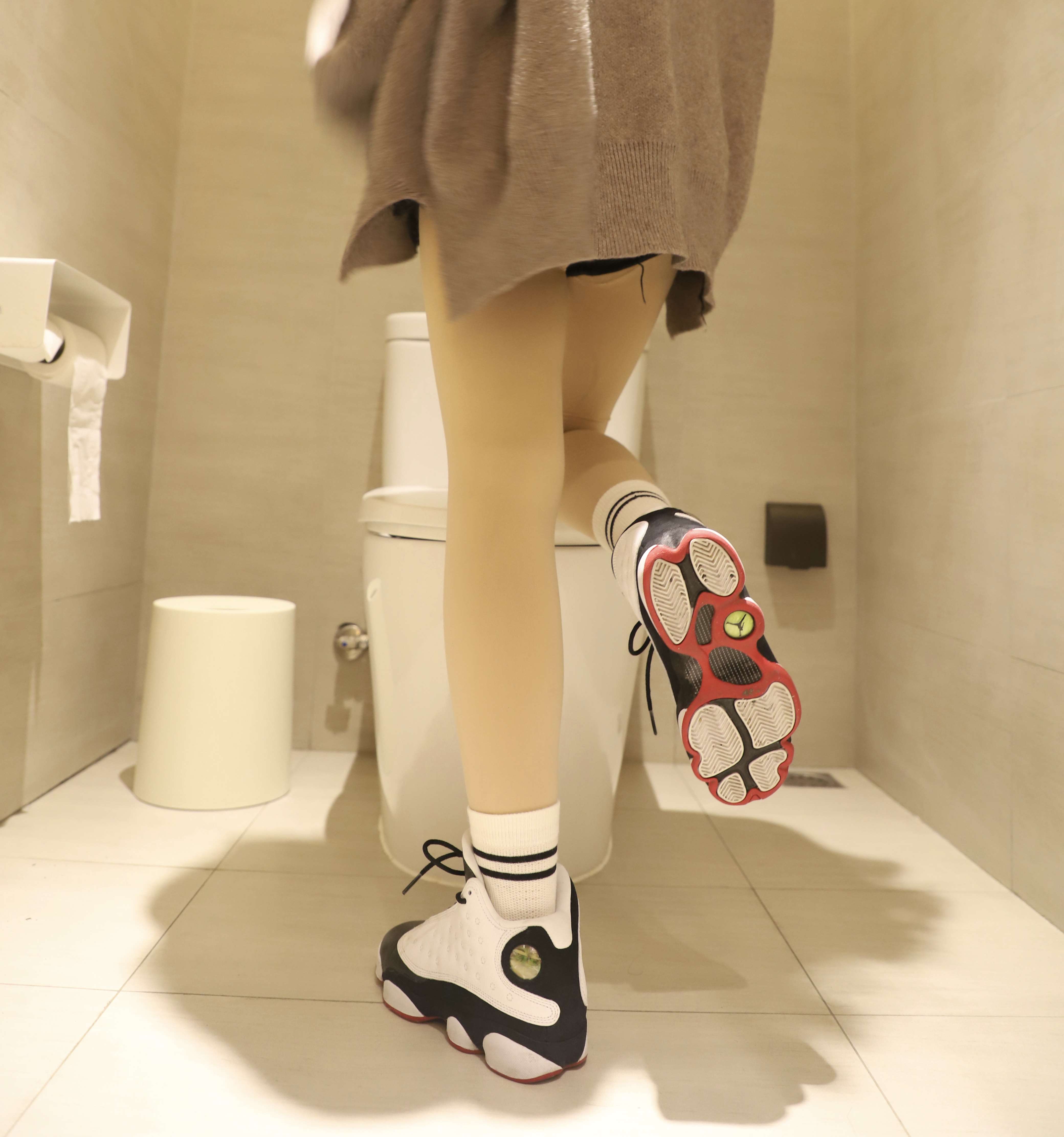 《球鞋の棉袜脚》作品图