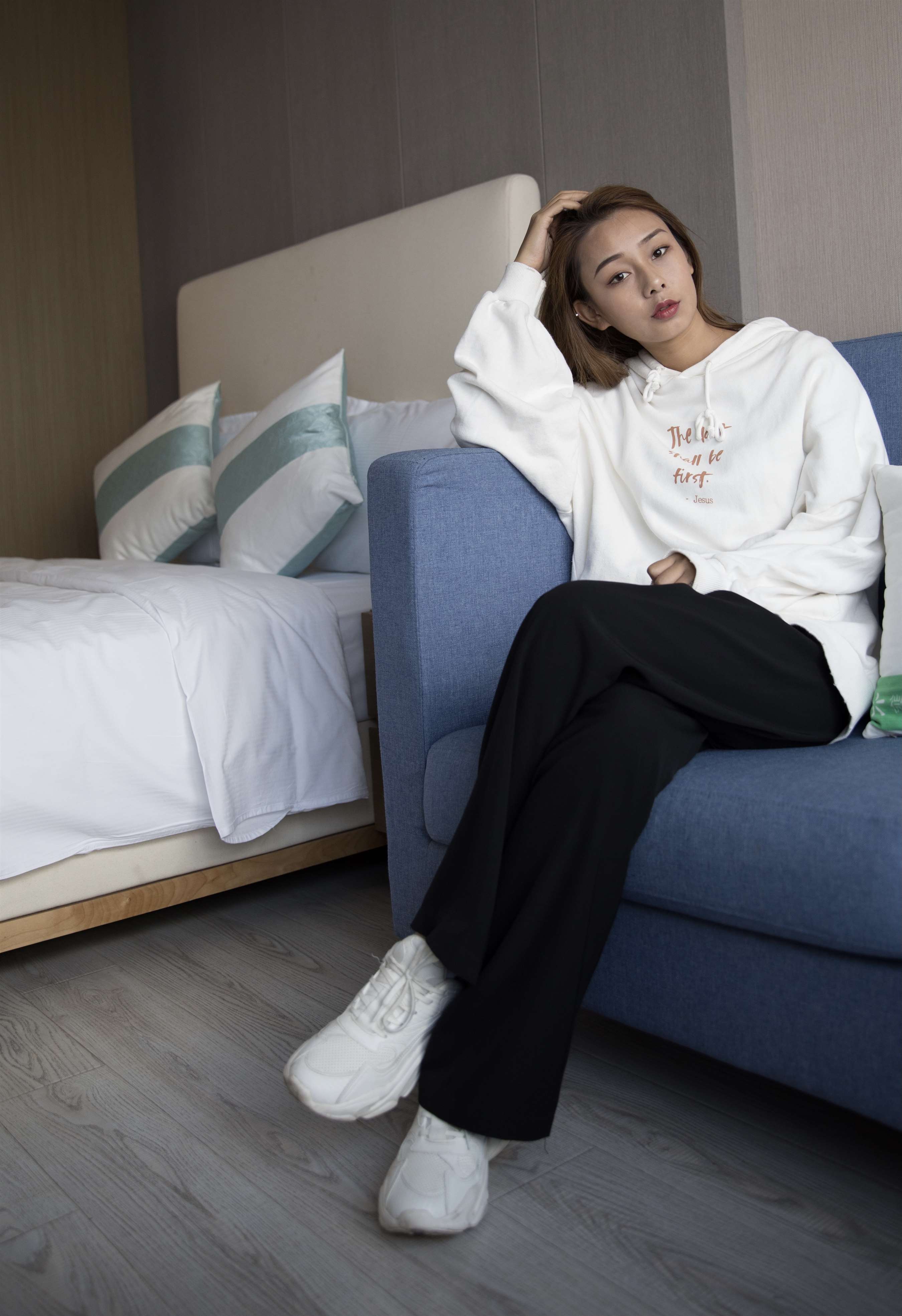 《床上的白棉袜脚【套图+视频1个】》作品图