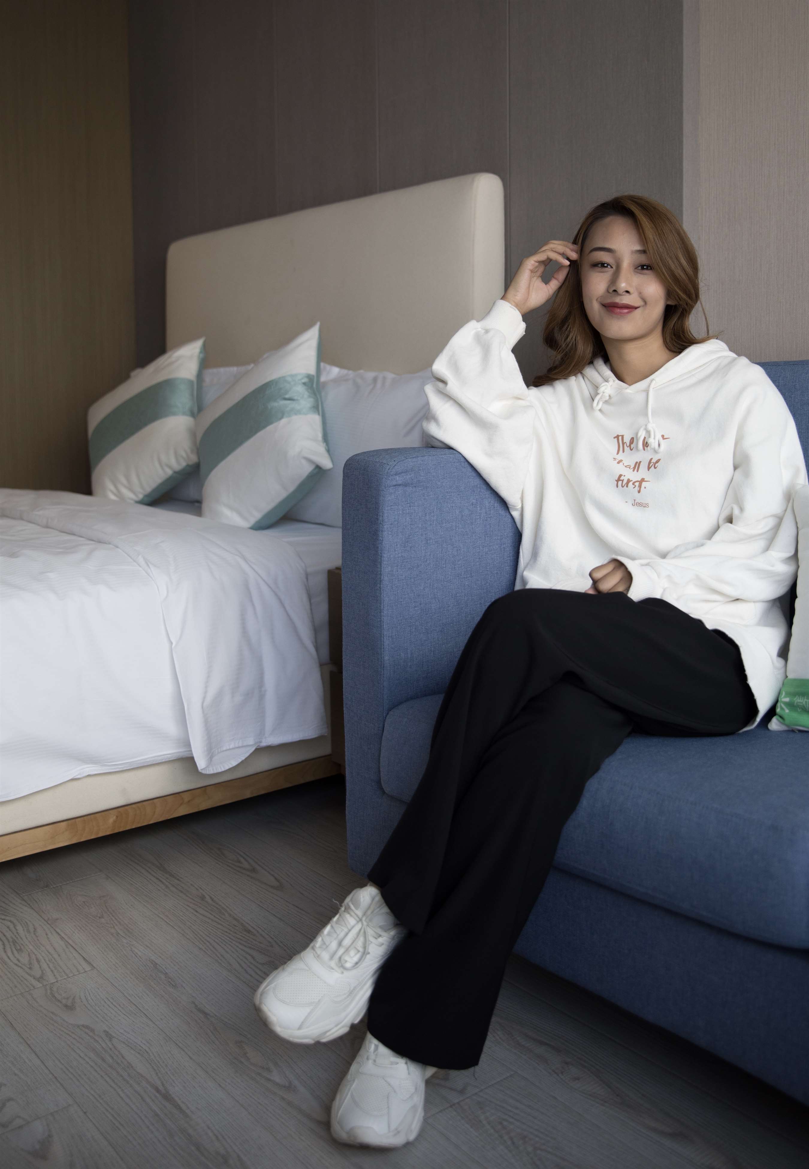 《床上的白棉袜脚【套图+视频1个】》作品图