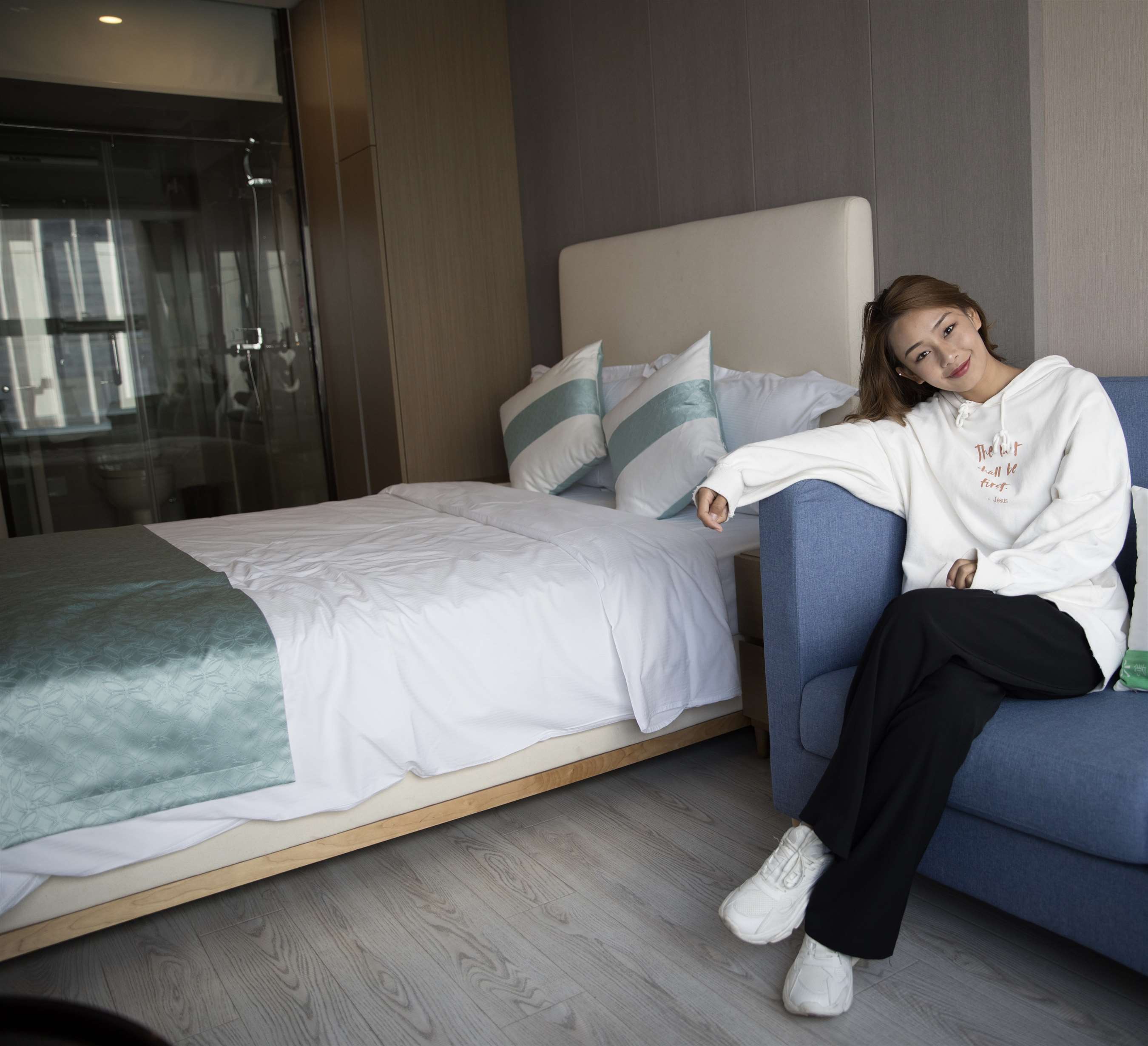 《床上的白棉袜脚【套图+视频1个】》作品图