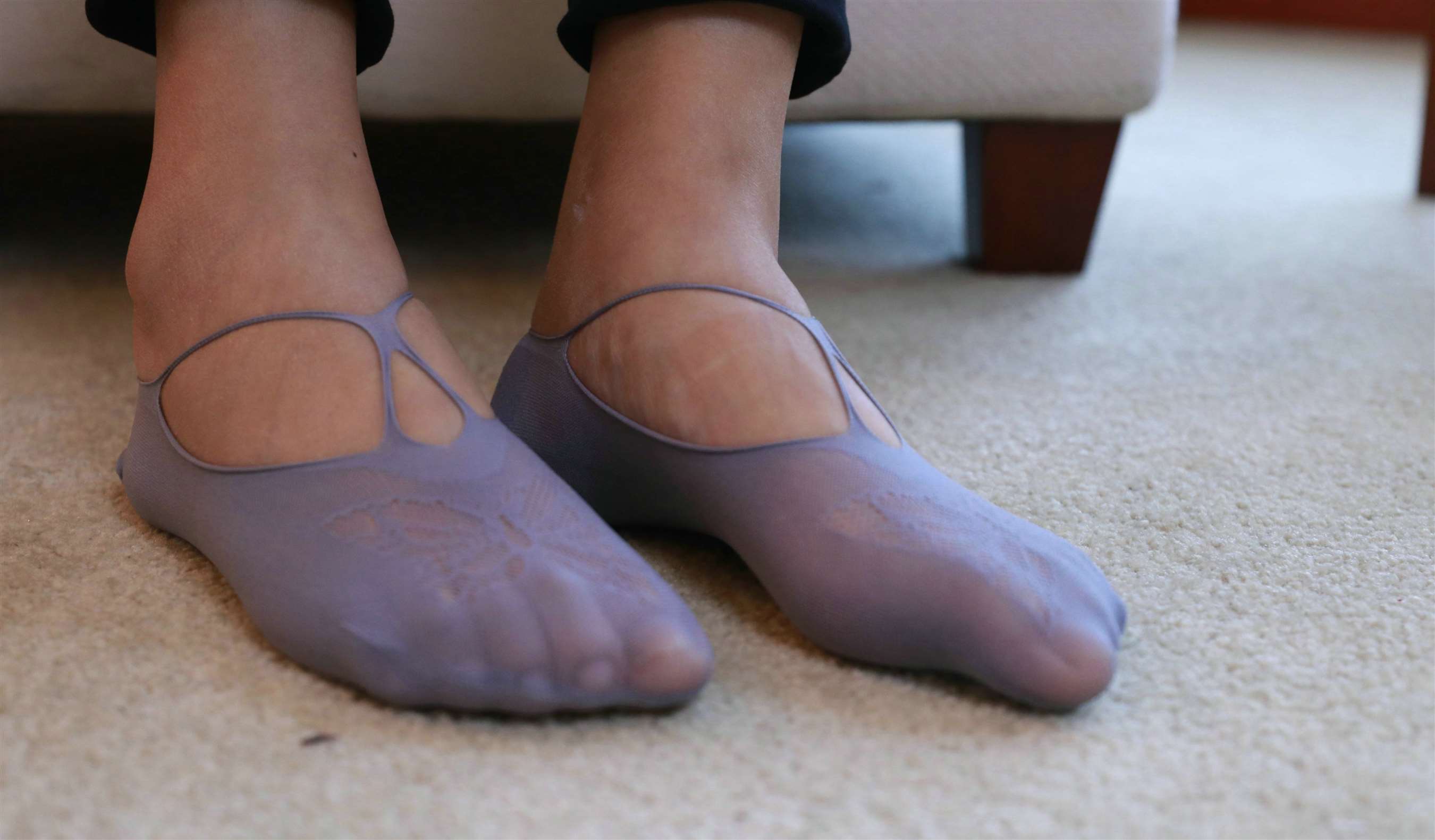 《沙发上的船袜脚》作品图