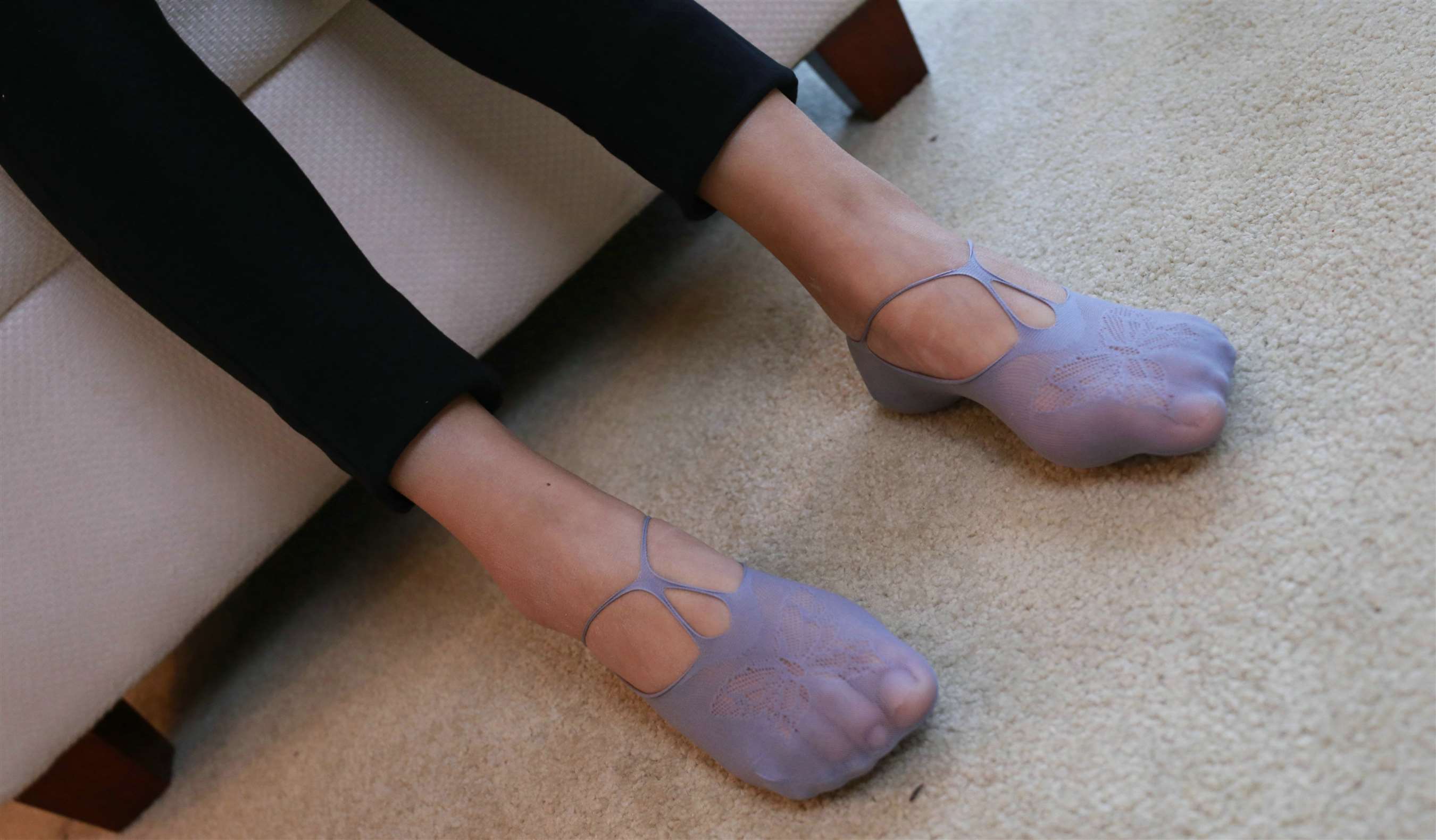 《沙发上的船袜脚》作品图