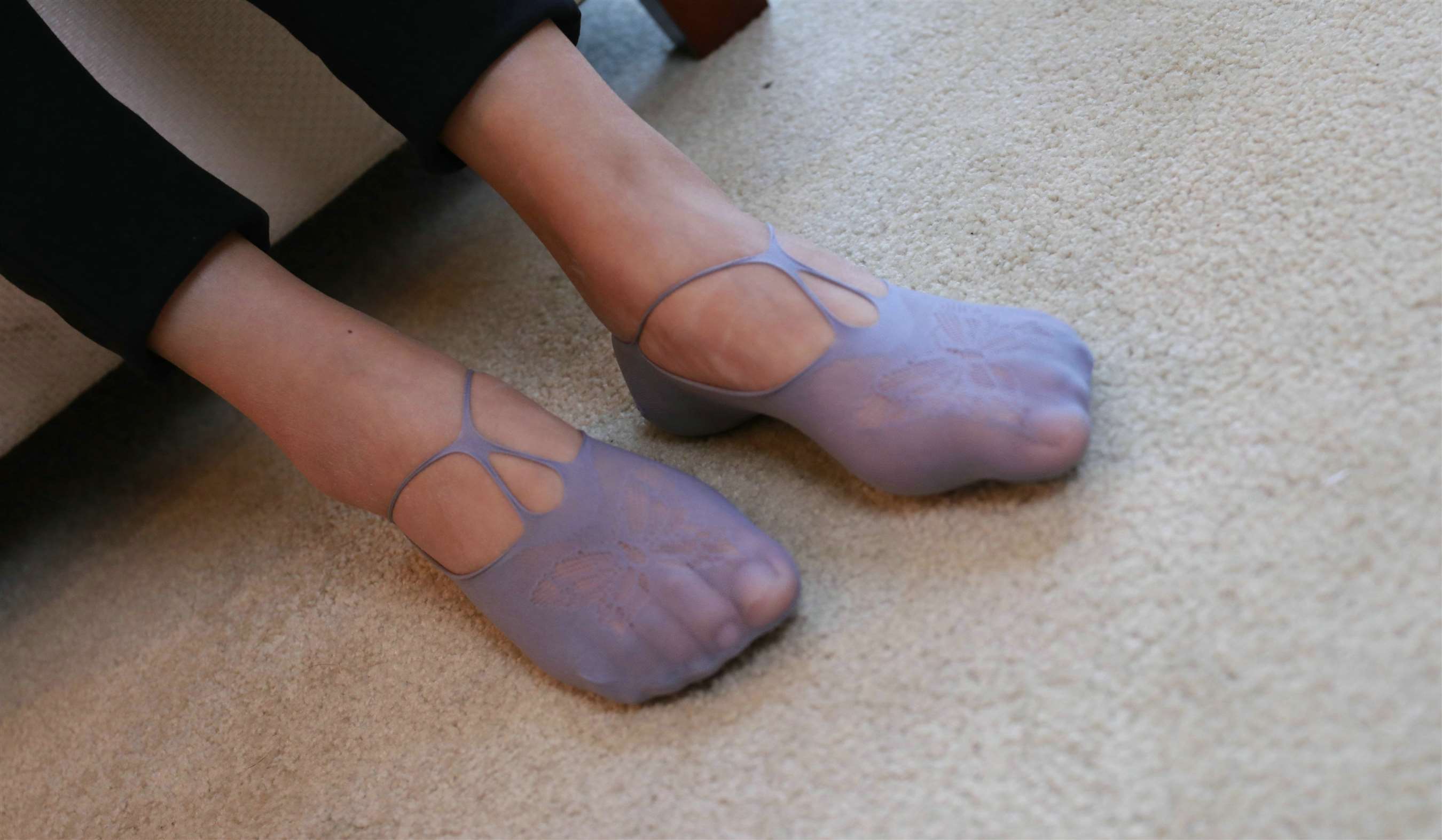 《沙发上的船袜脚》作品图