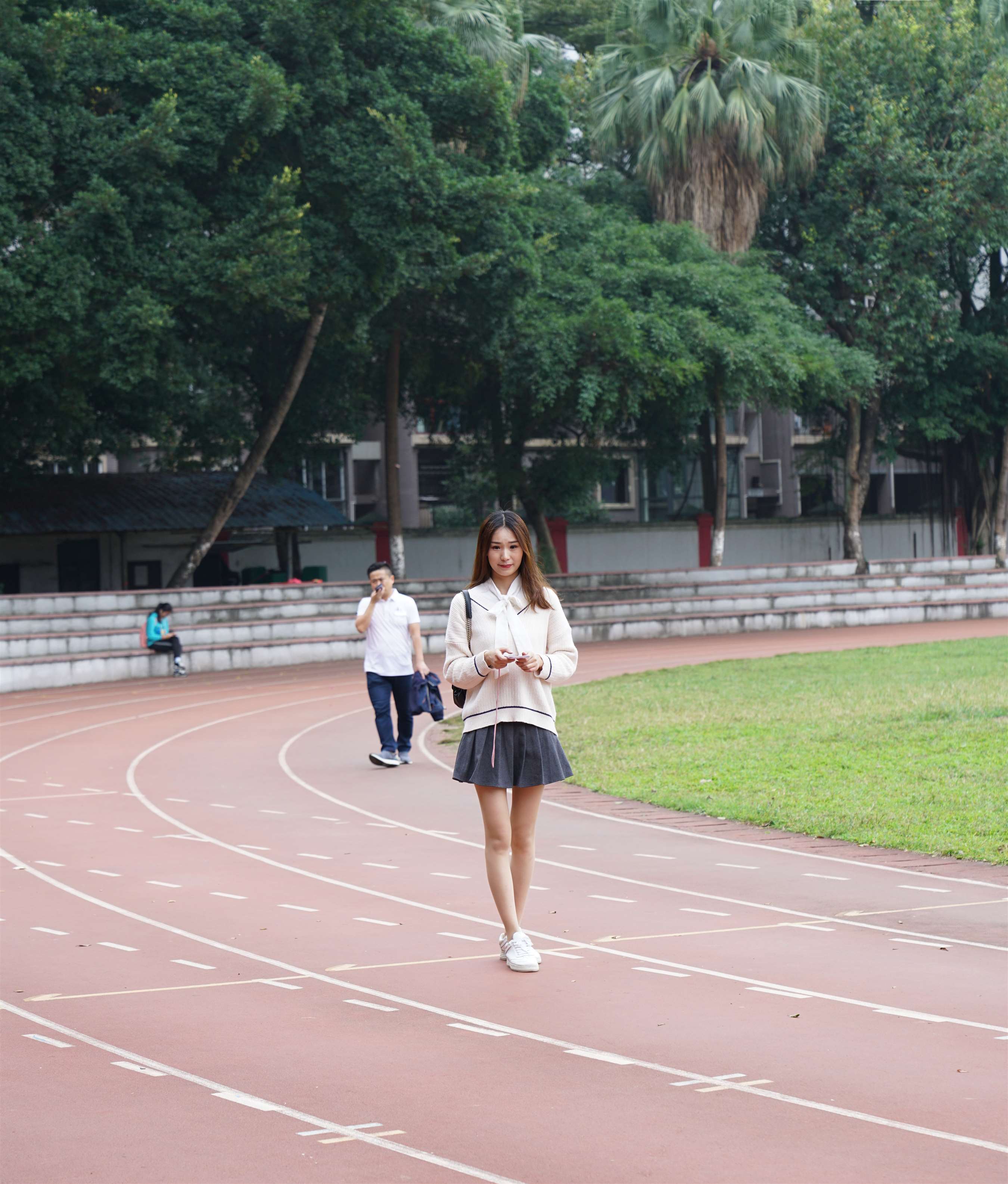 《操场上的丝足》作品图