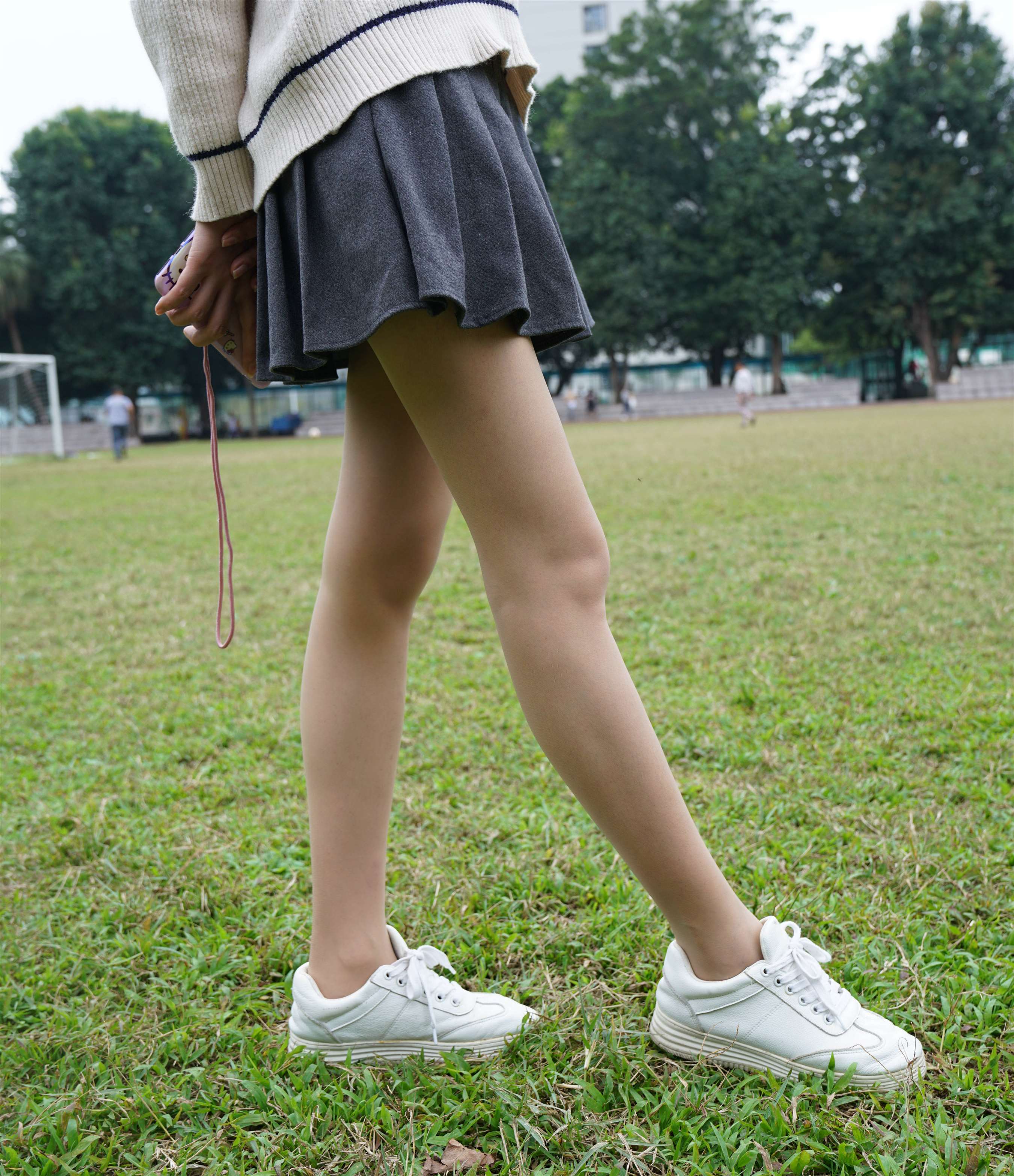 《操场上的丝足》作品图