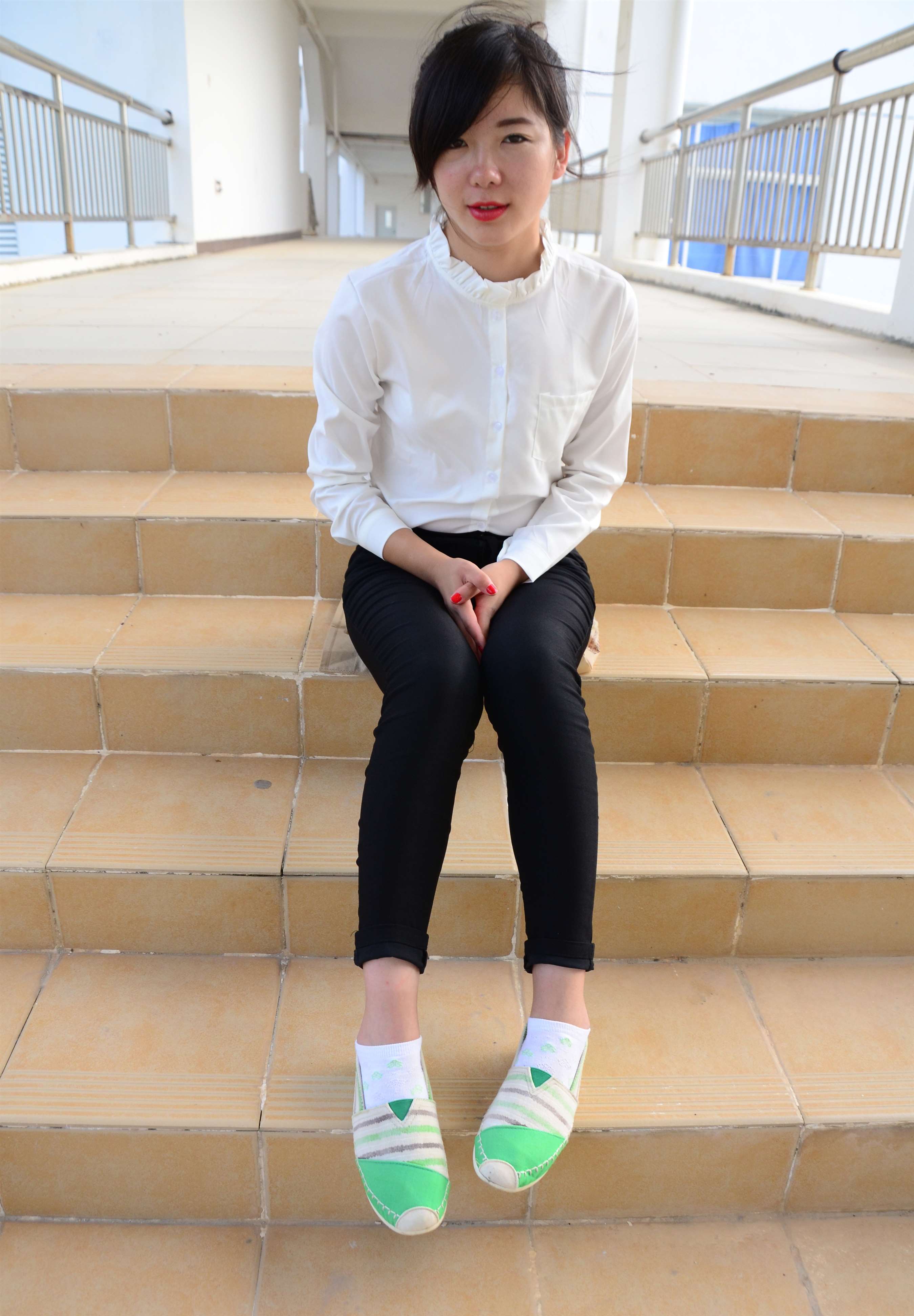 《教学楼里的布鞋の白棉袜脚》作品图