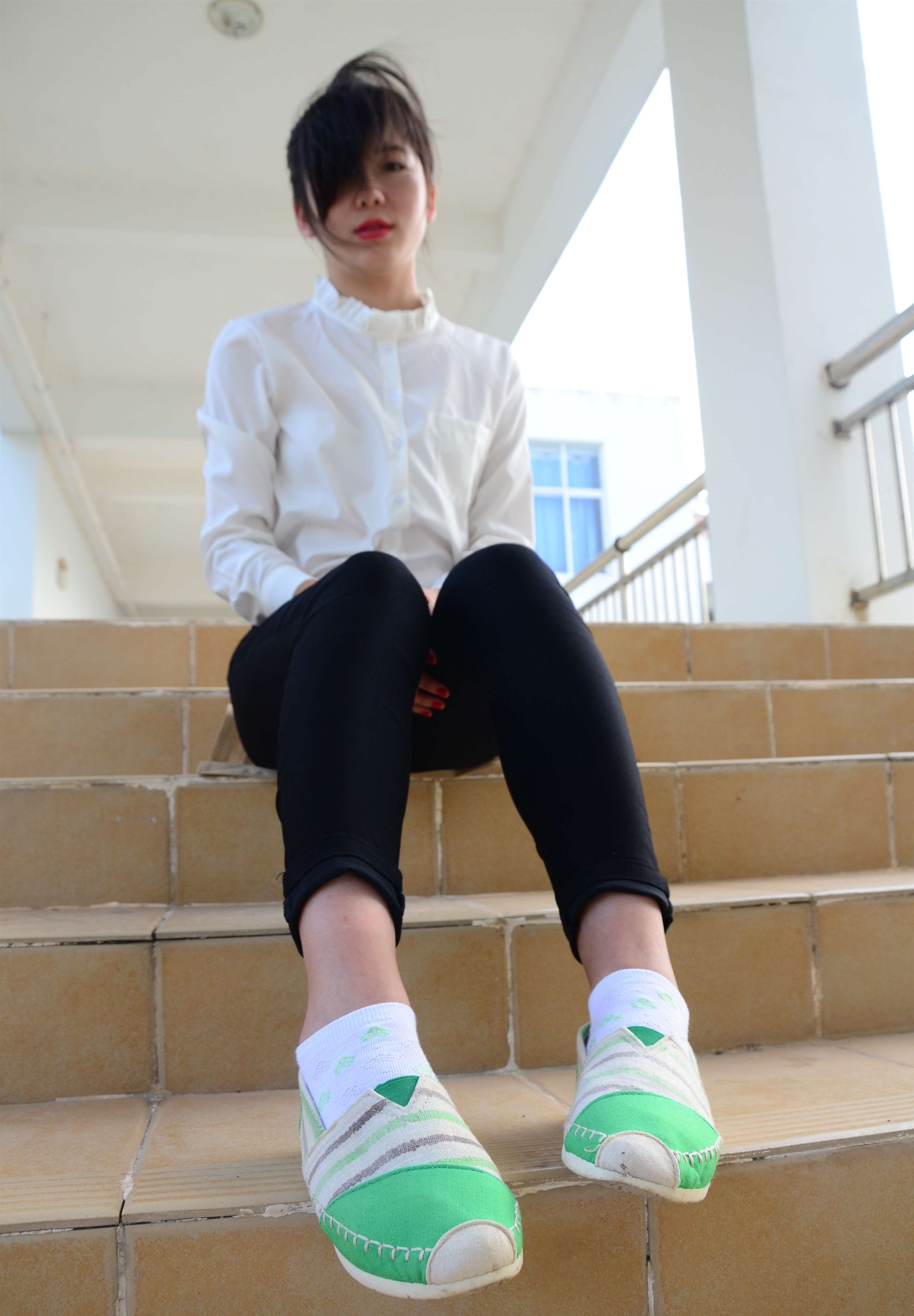 《教学楼里的布鞋の白棉袜脚》作品图