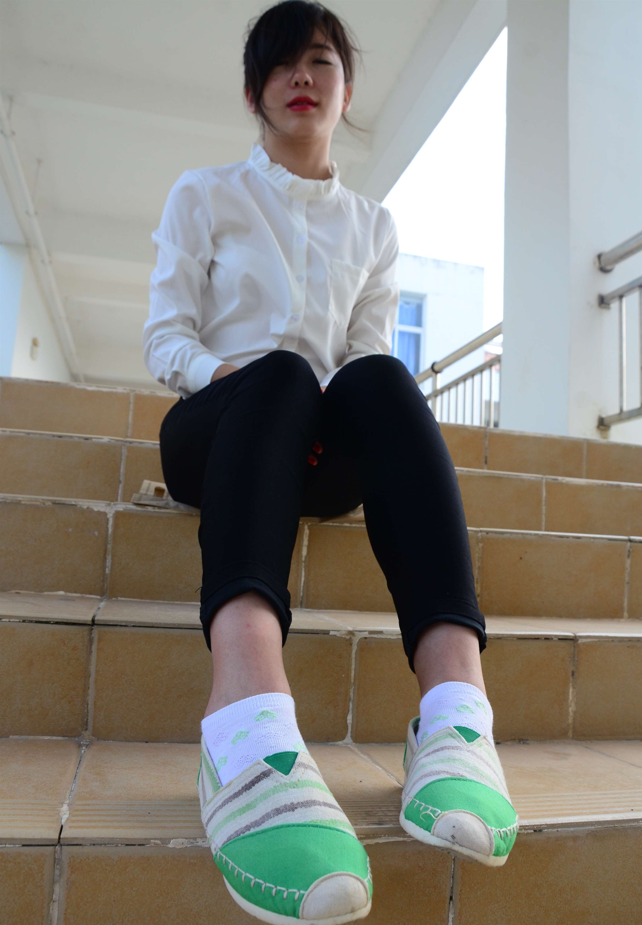 《教学楼里的布鞋の白棉袜脚》作品图