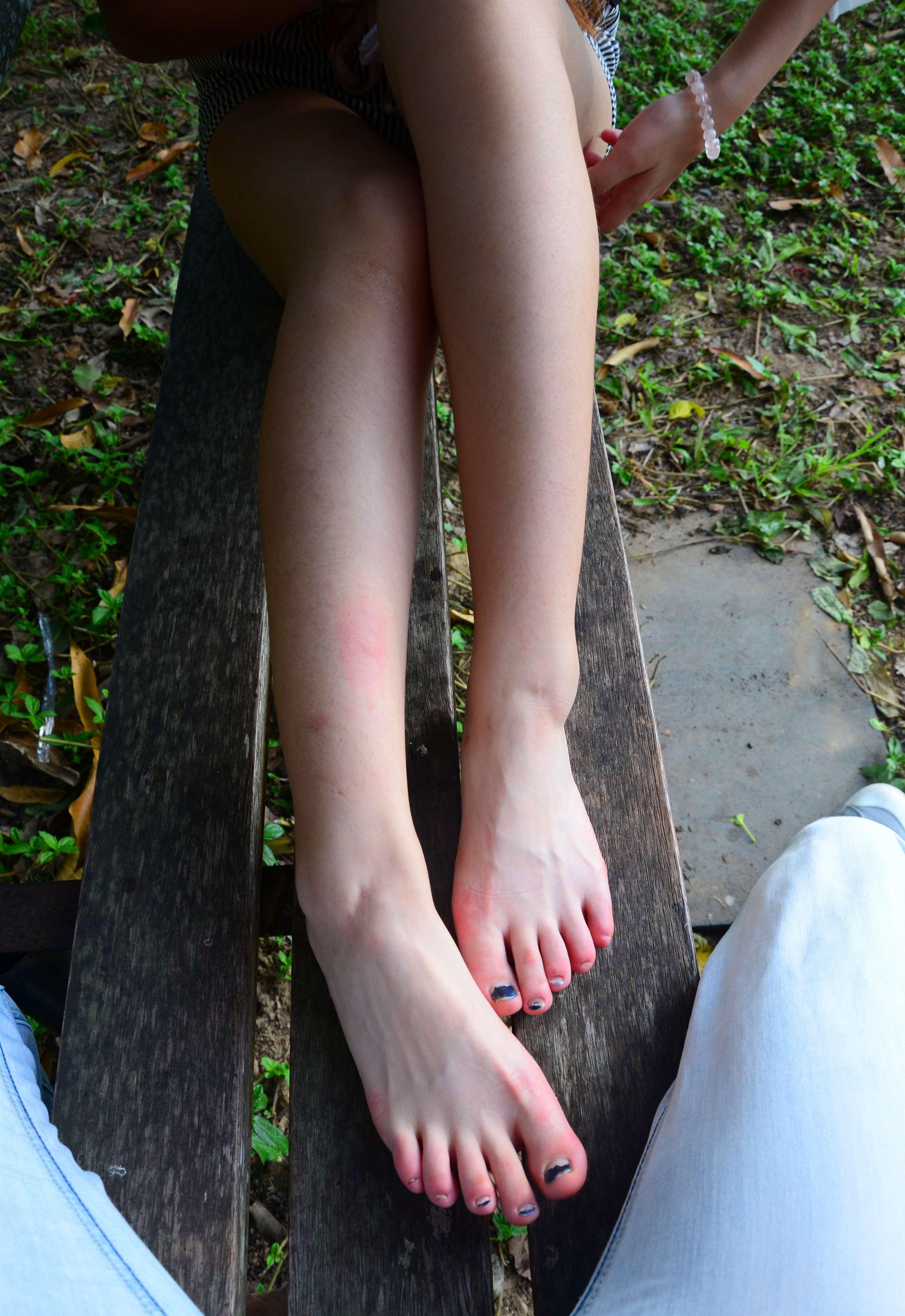 《公园板凳上的白棉袜脚》作品图