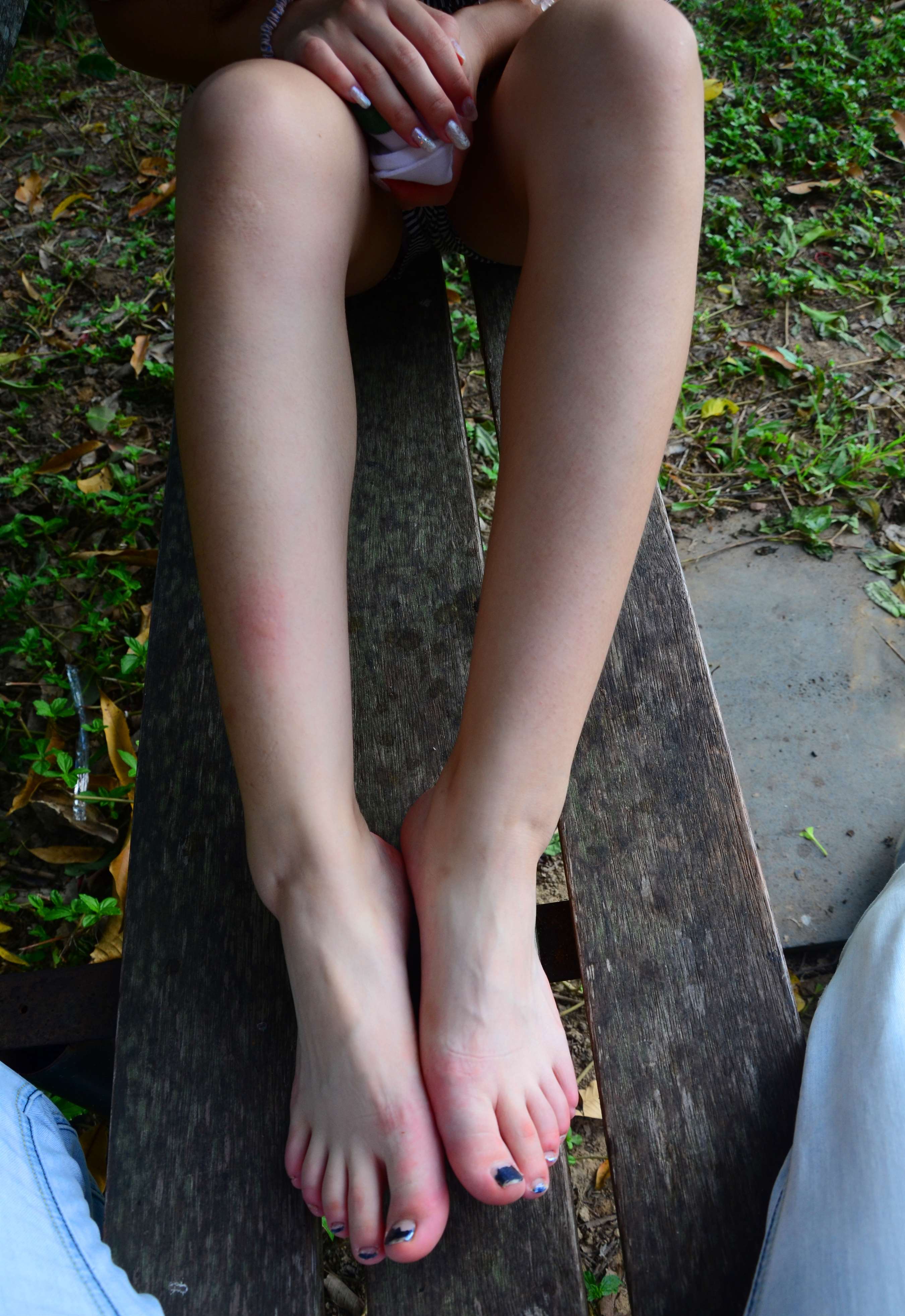 《公园板凳上的白棉袜脚》作品图