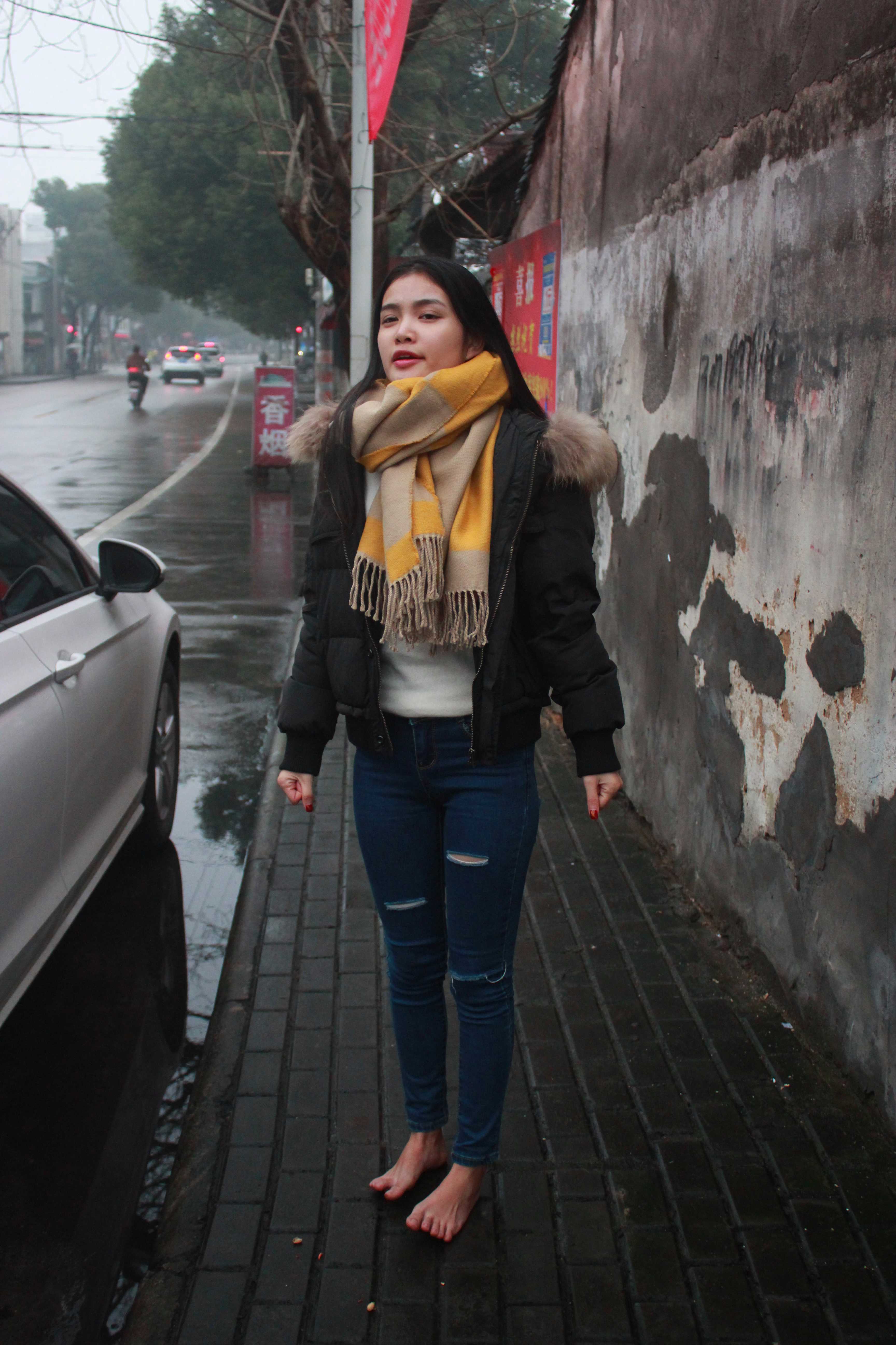 《花意瑶冬天午饭后赤脚》作品图