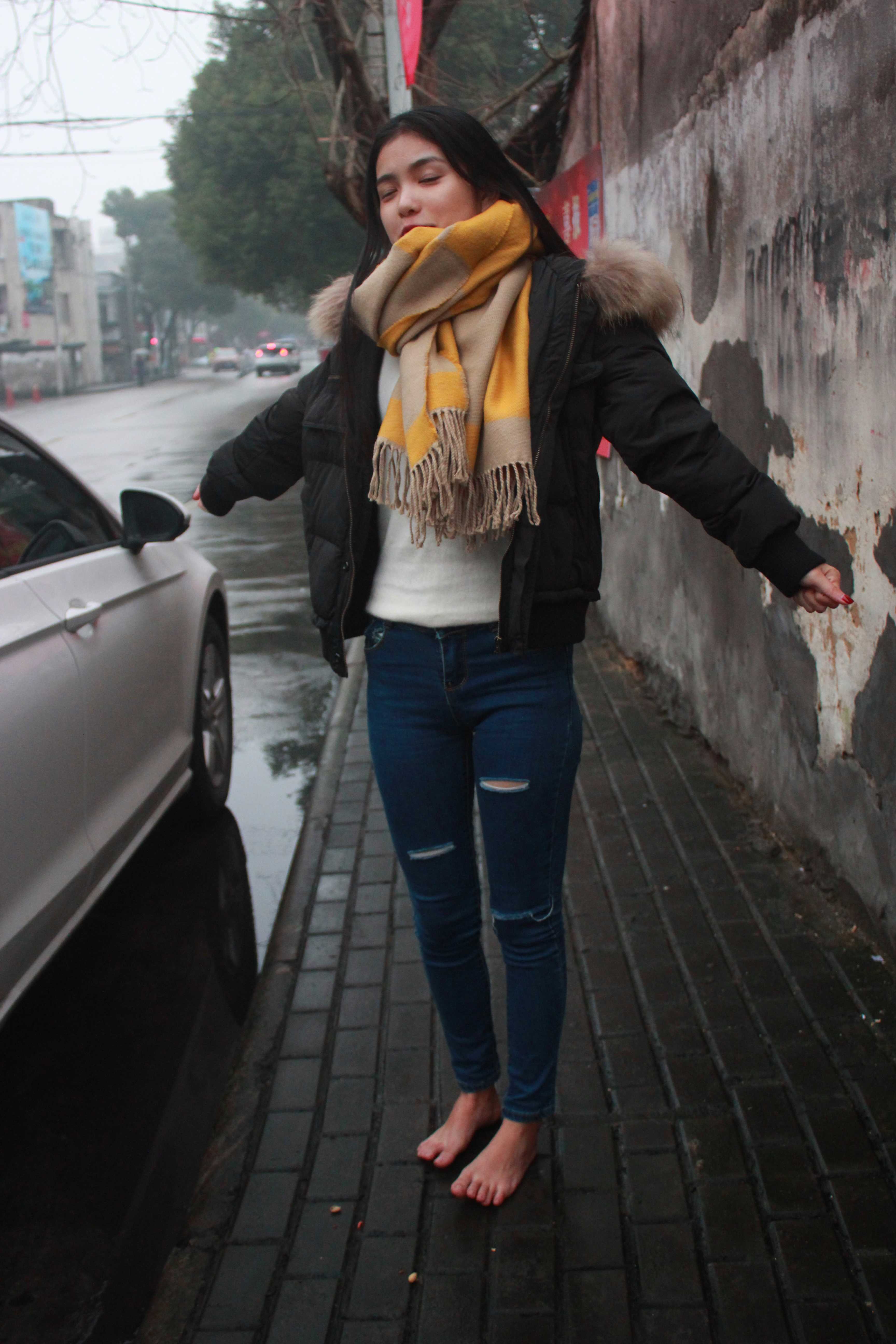 《花意瑶冬天午饭后赤脚》作品图