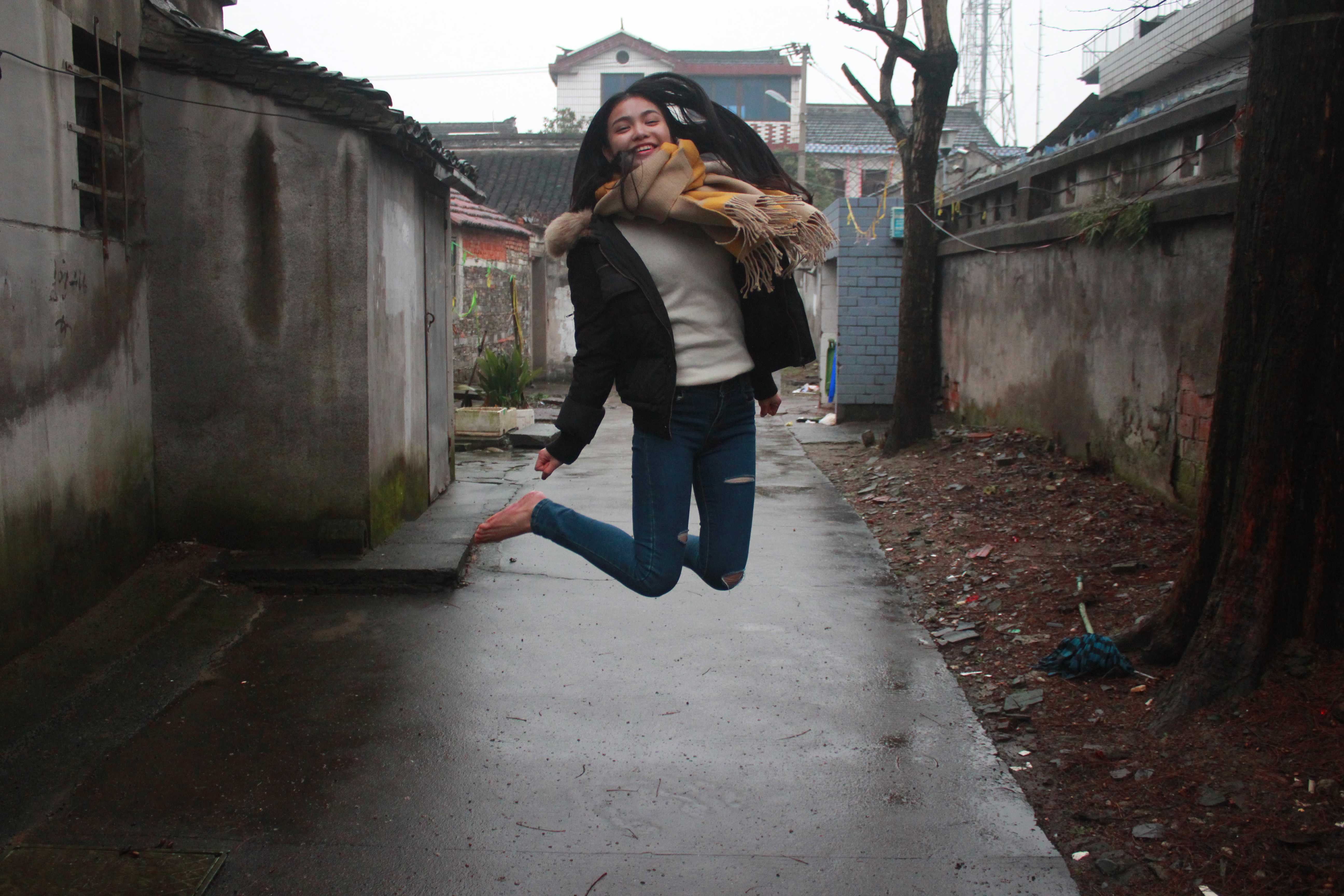 《花意瑶冬天午饭后赤脚》作品图