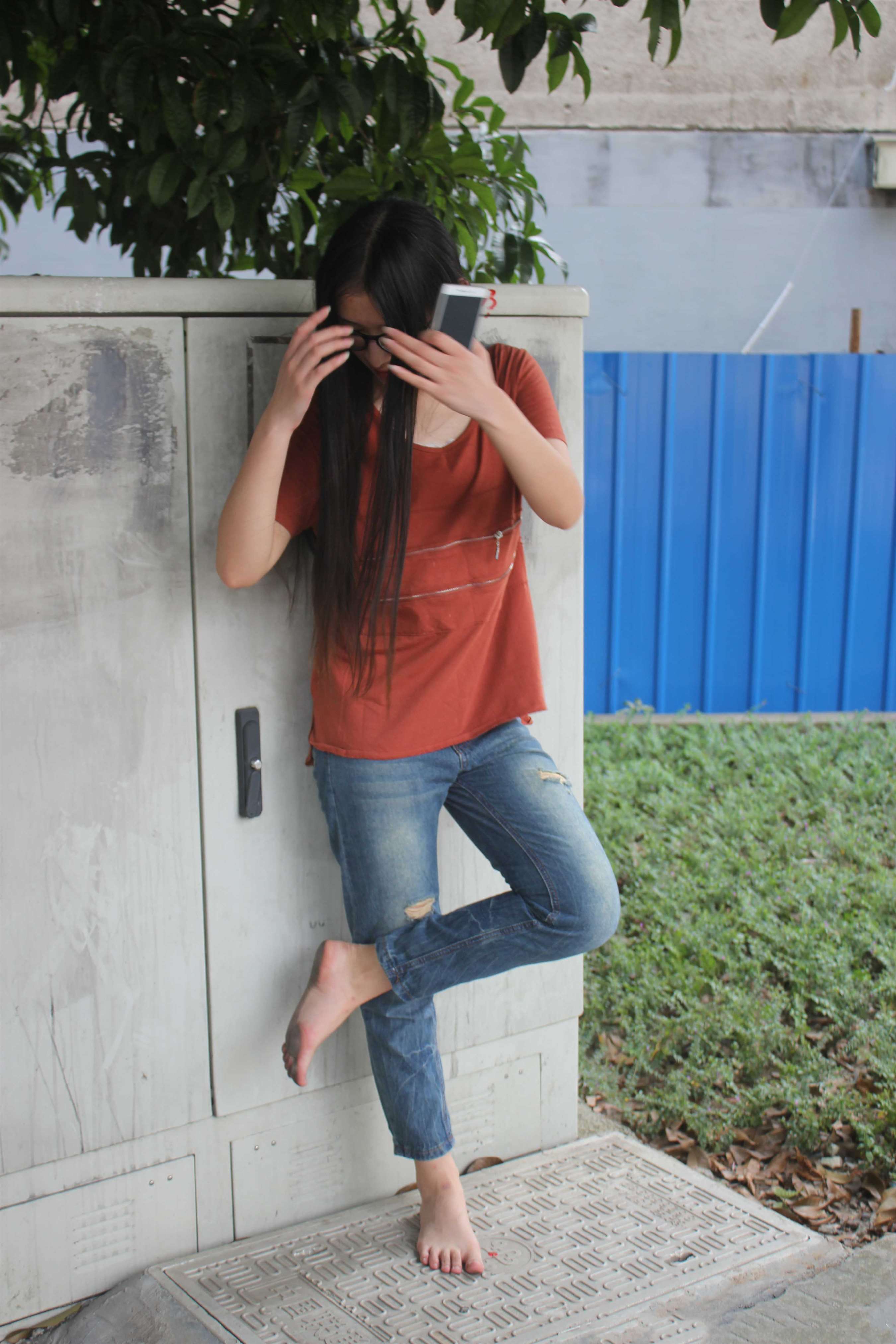 《颖儿赤脚》作品图